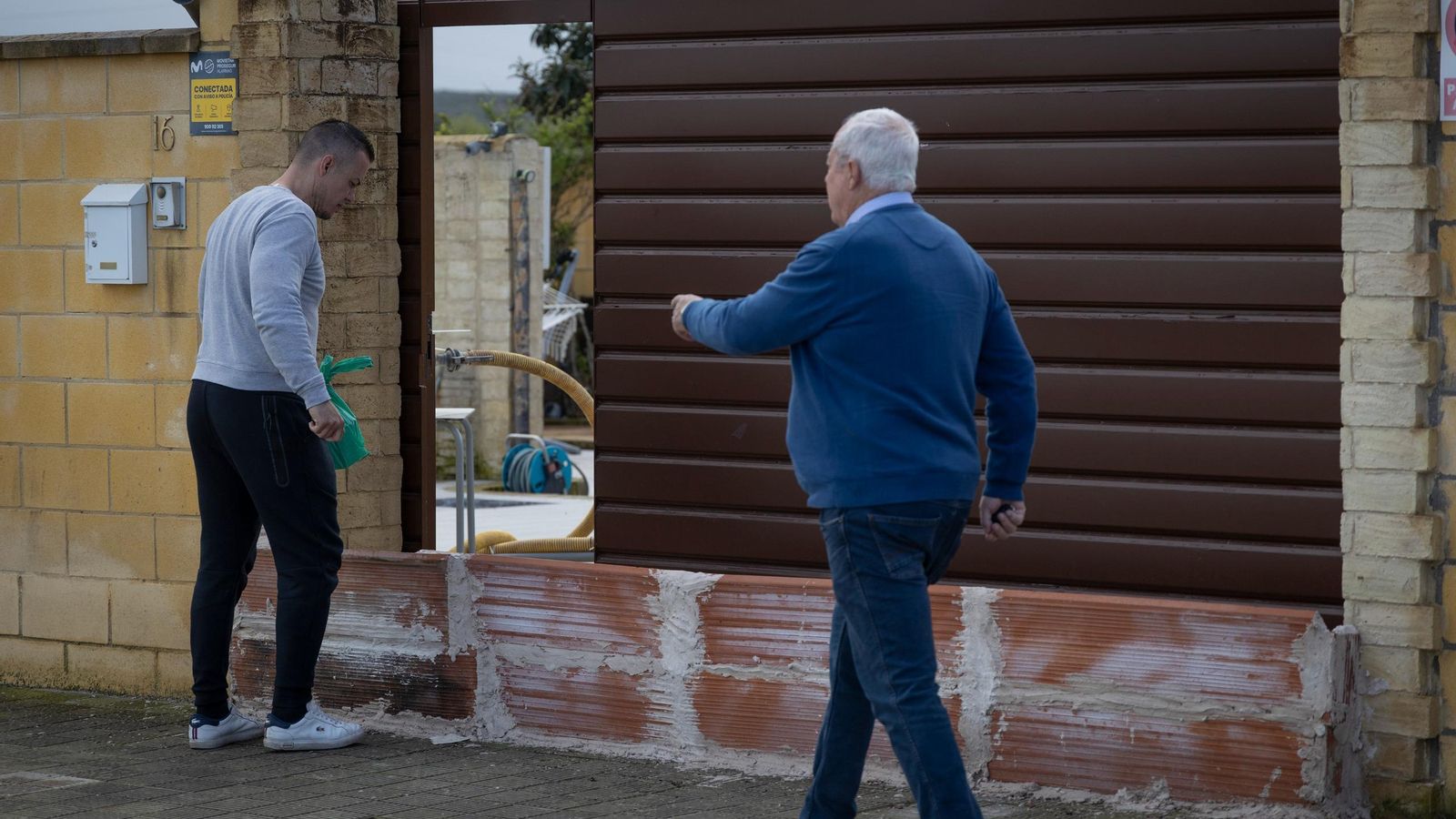 Juan José Sánchez, en la puerta de su casa, con barreras para contener al agua.