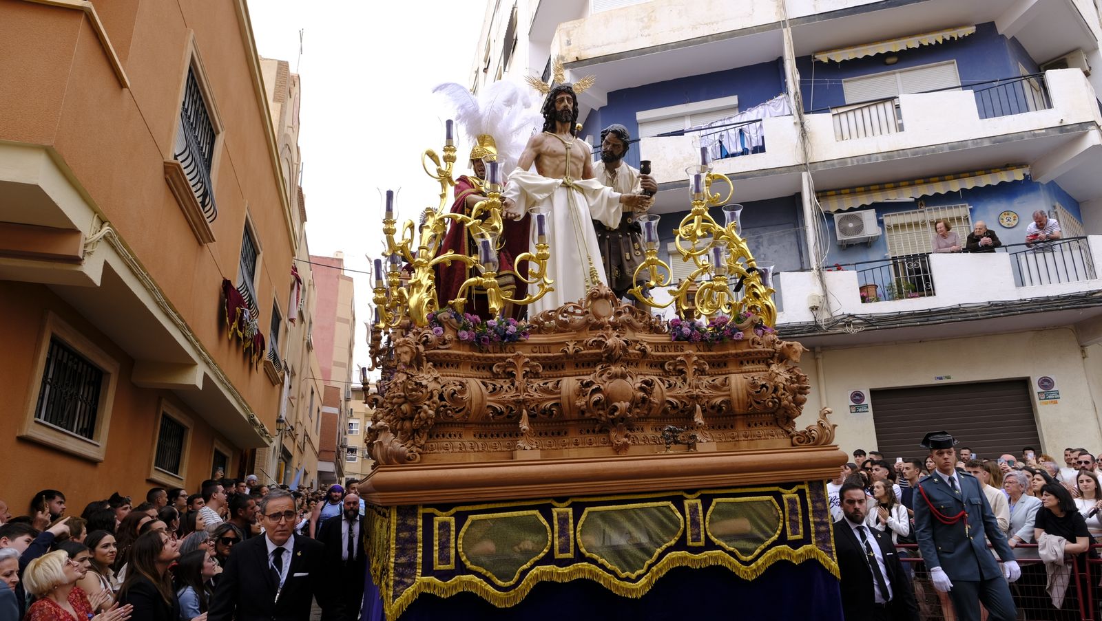 La Procesión de Los Ángeles de sobrepuso a la lluvia, en imágenes