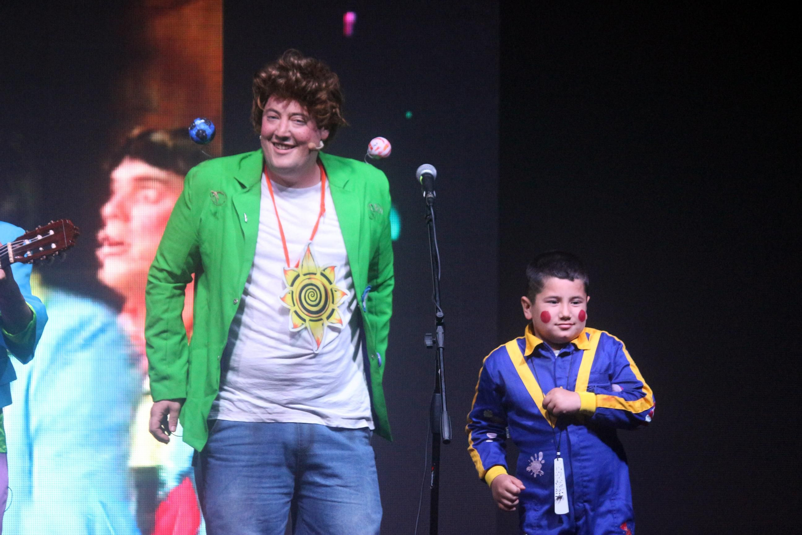 Fermín Coto canta junto a su familia