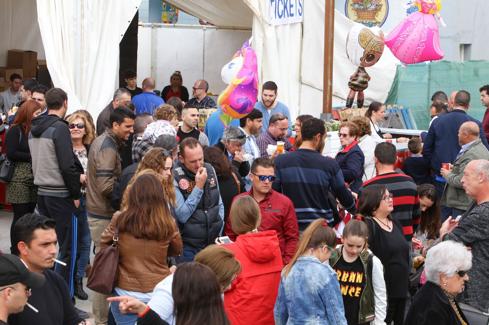 Ambiente en las carpas de la Alameda durante la mañana.