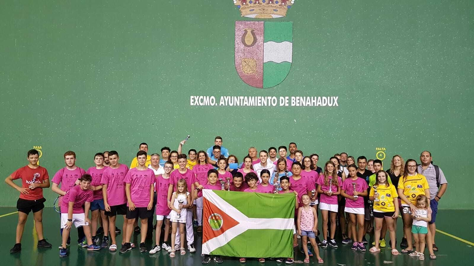 Doce horas de frontón solidario en Benahadux