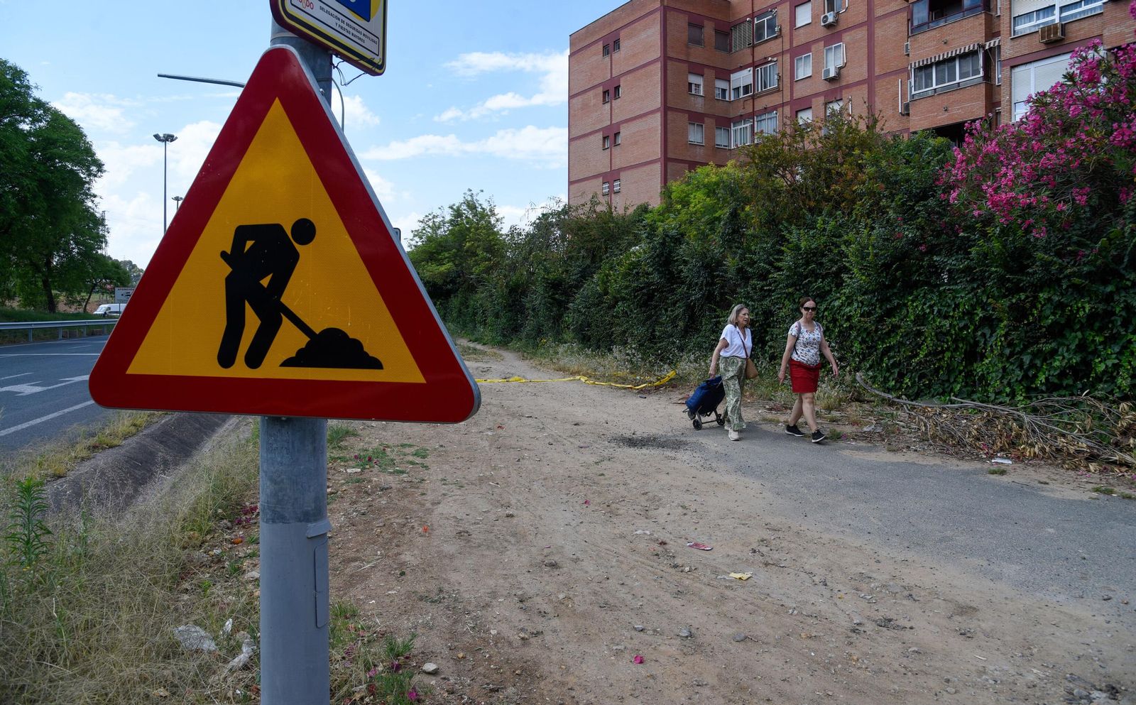 Estado actual de la zona peatonal que desemboca en la Avenida Montes Sierra, en la confluencia con la calle Rodrigo de Escobedo y la SE-30