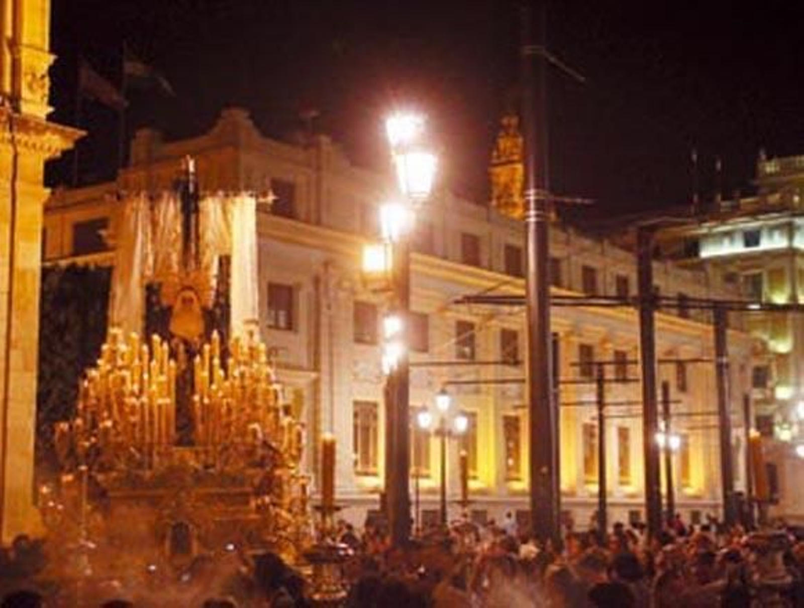 Las hermandades se resignan al paisaje de las catenarias en la Avenida