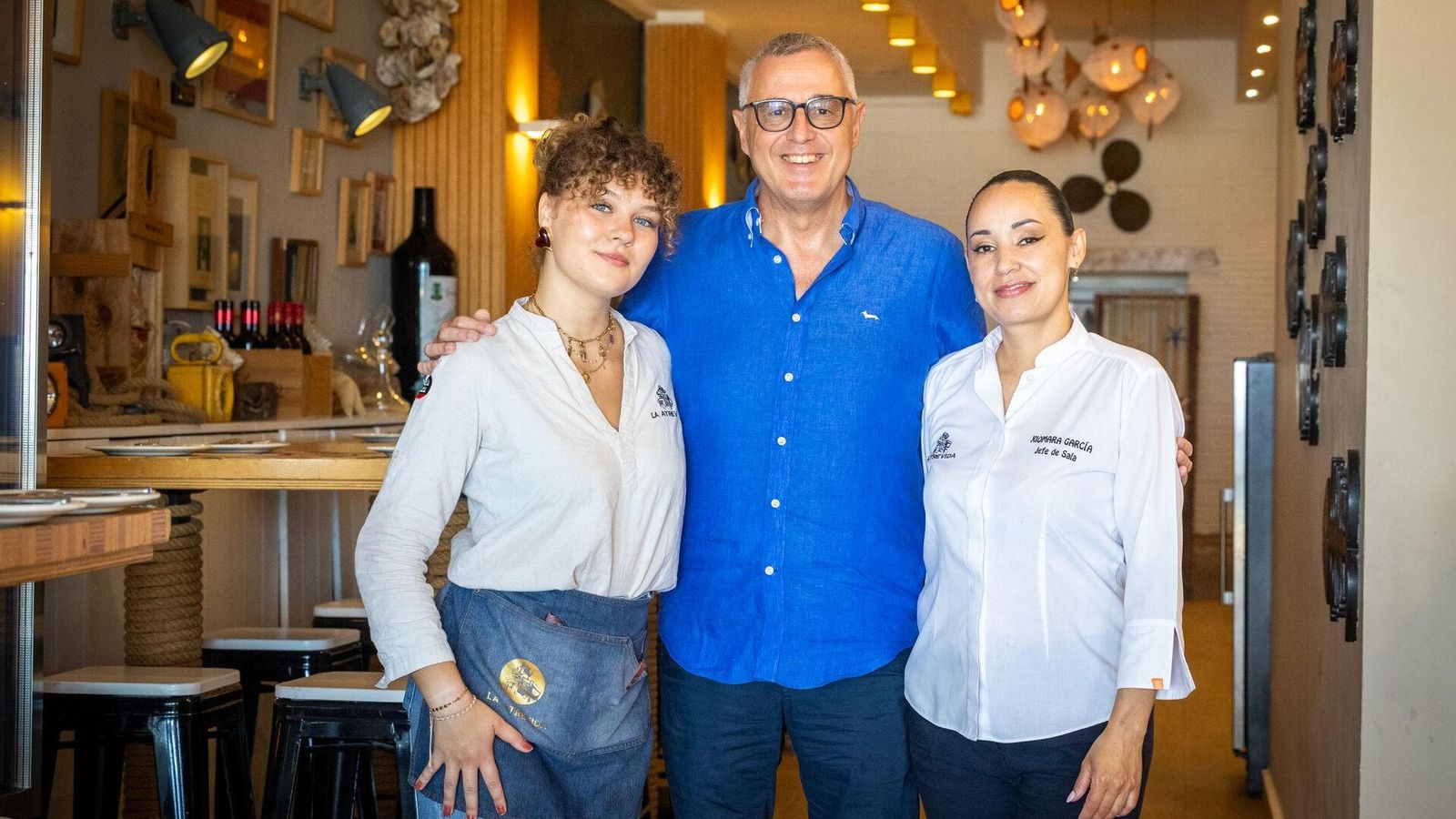 Juan Ponce de León, propietario de La Atrevida, con dos empleadas.