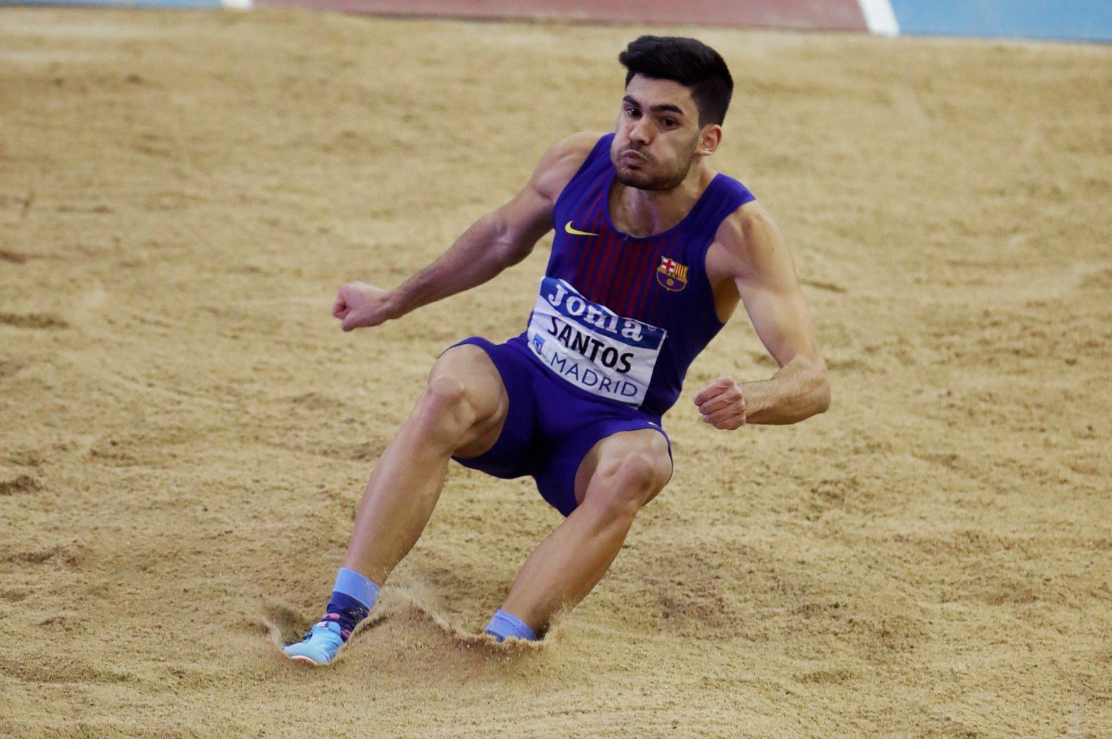 Héctor Santos aterriza en una prueba disputada recientemente.