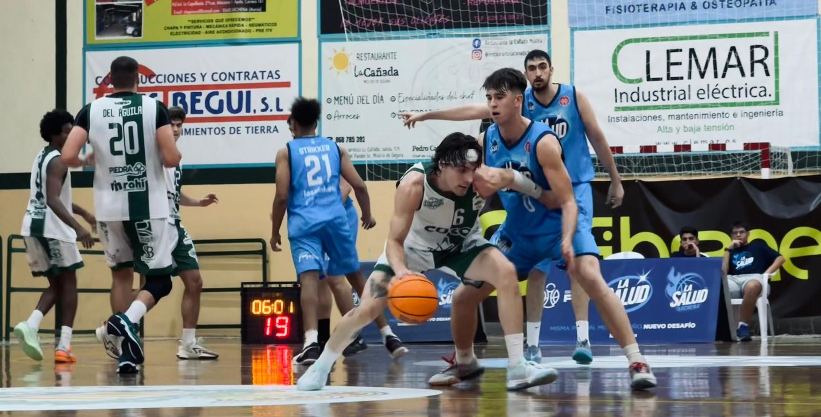 Touzé es presionado por un rival.