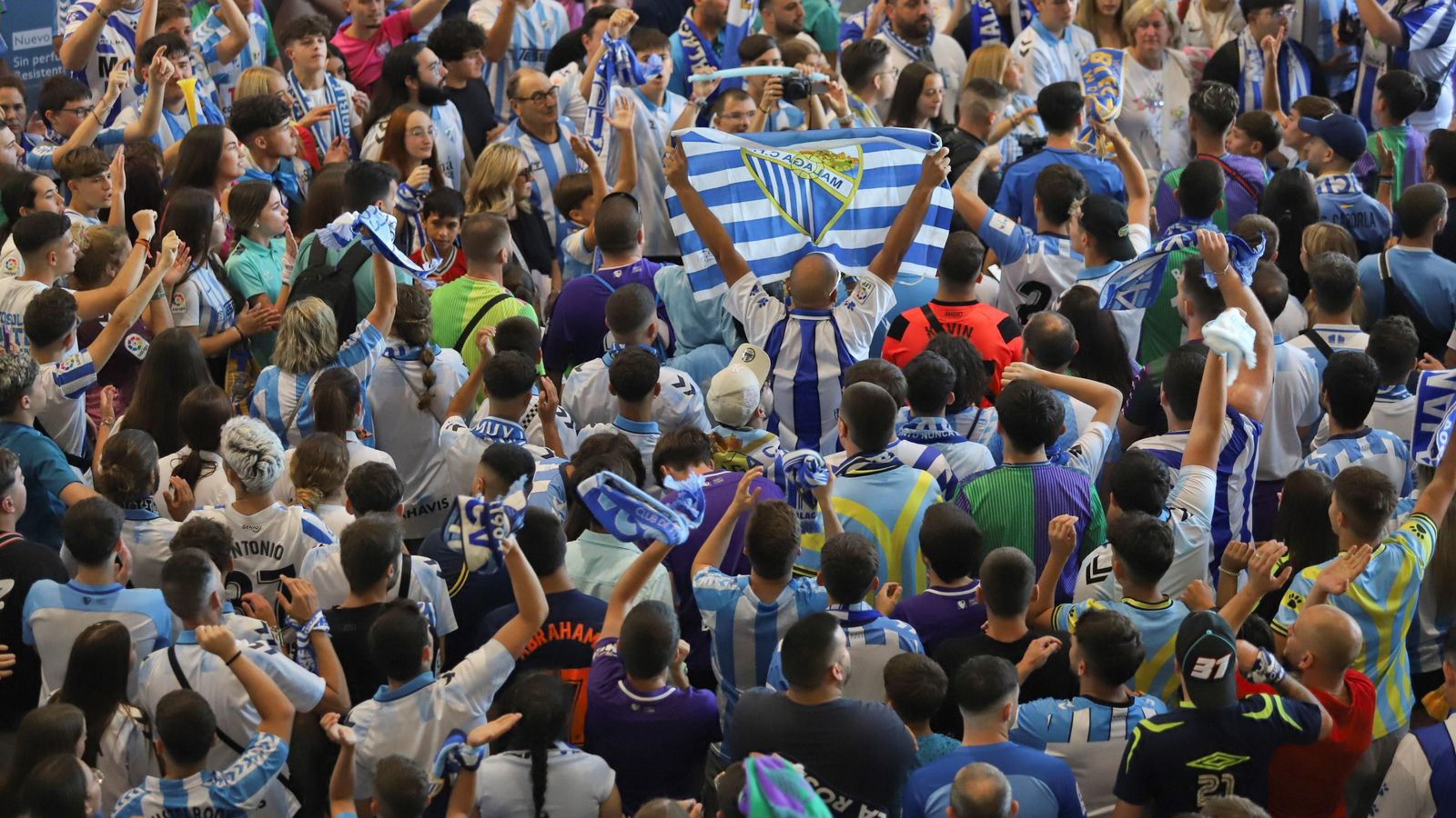 Las fotos de la afición despidiendo al Málaga en el aeropuerto antes de ir a Tarragona