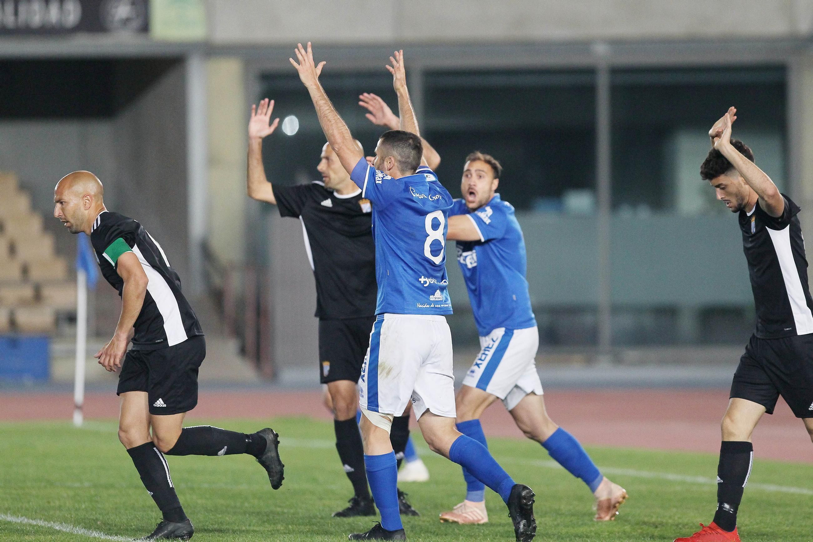 Álex Colorado y Javi Tamayo piden manos en el área del Deportivo delante de Dani Jurado y Quirós.