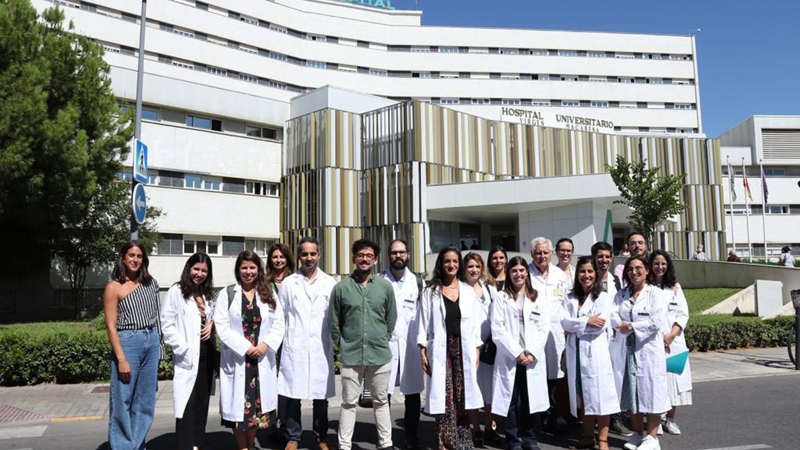 Foto de familia a las puertas del hospital.