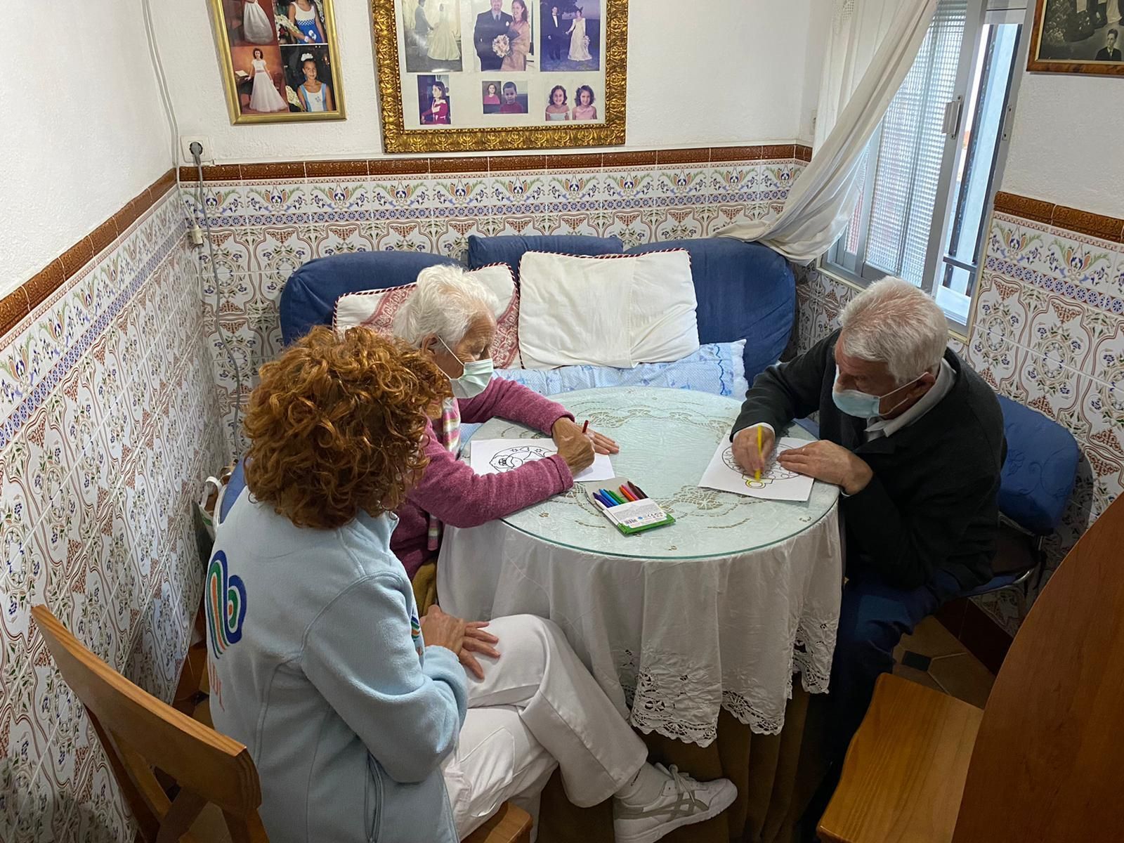 Una empleada de Grupo ADL acompaña a dos personas mayores en Ayamonte.