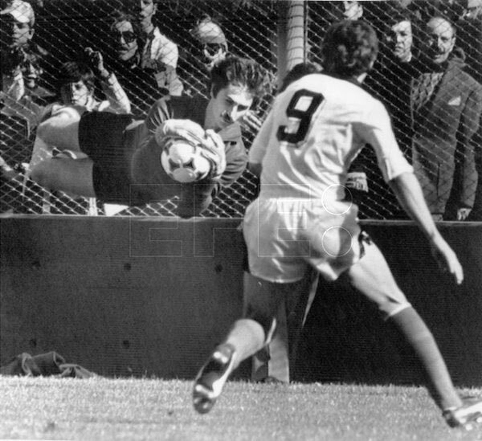 El portero Miguel Ángel en su memorable parada ante Austria en el Mundial 78