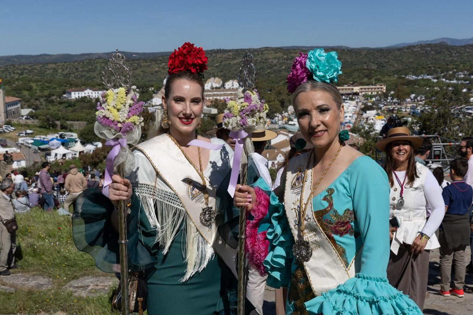 Miles de romeros acuden al encuentro de la Virgen de la Cabeza en su romería