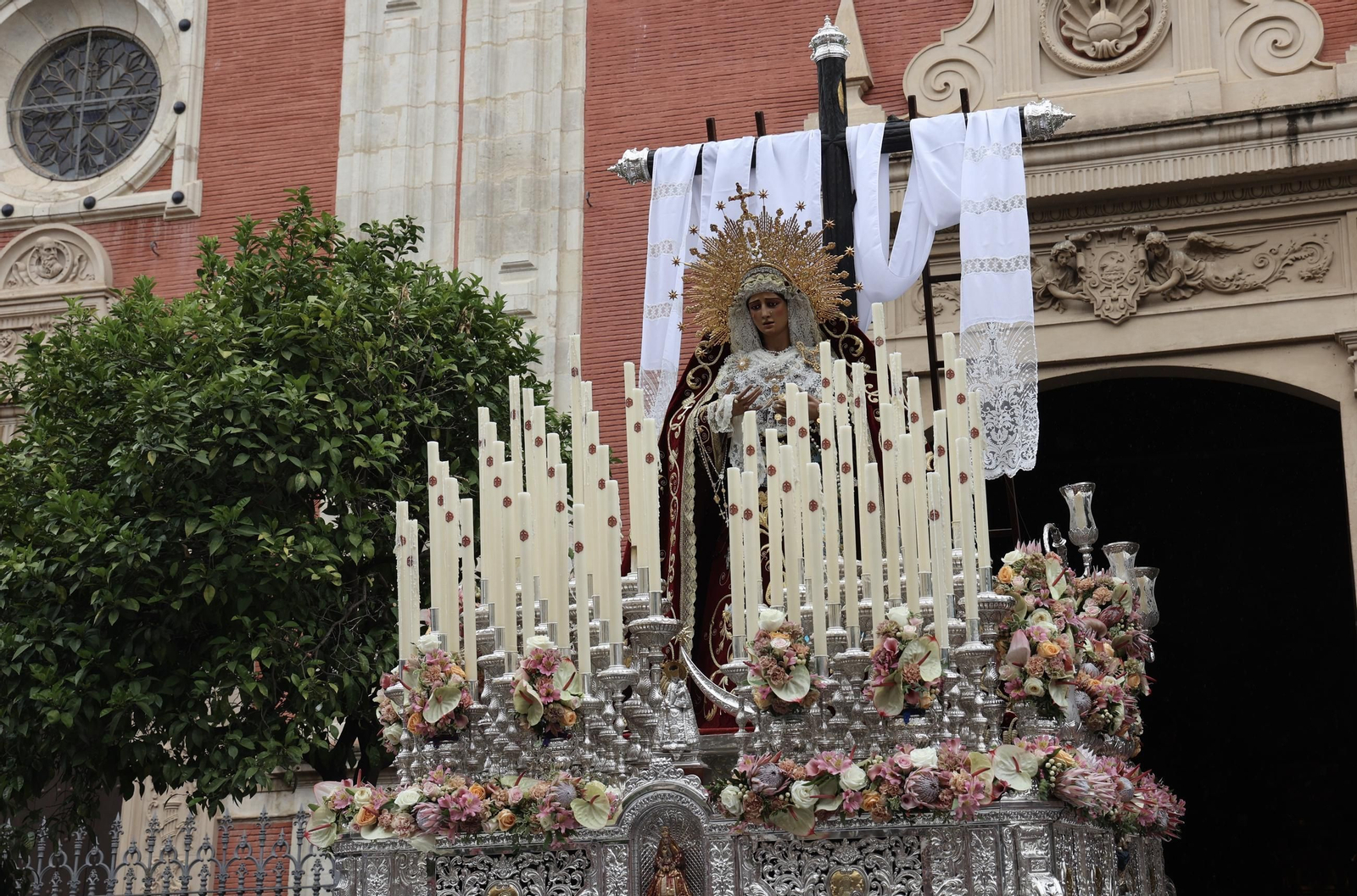 Los Desamparados del Parque Alcosa recorre el centro de Sevilla