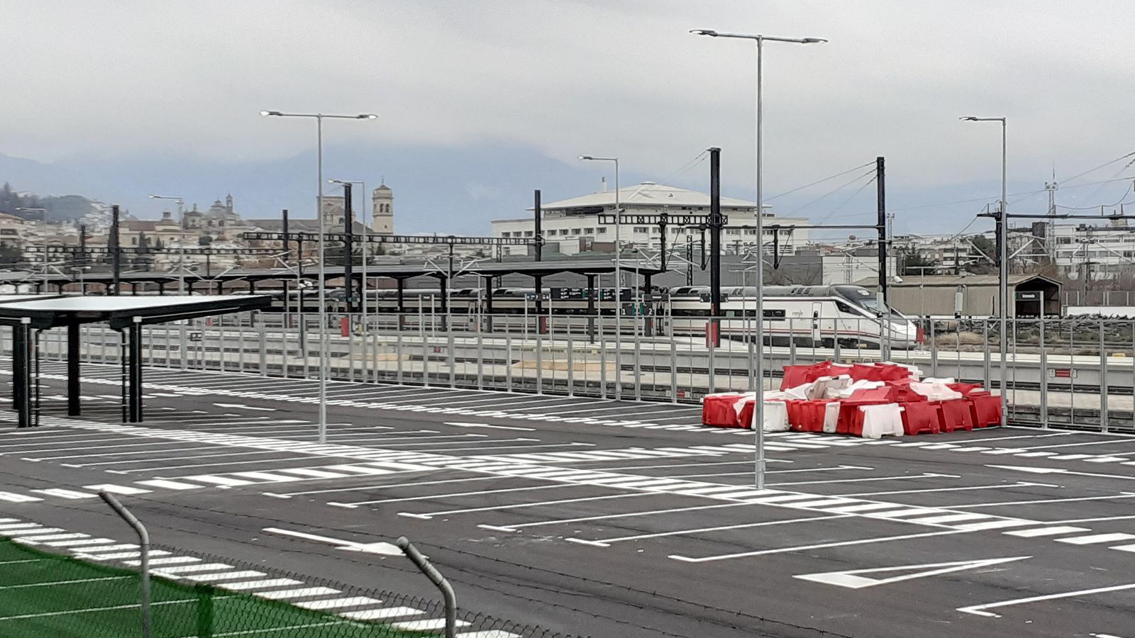 El tren en doble formación sobresalía la cubierta de la vía 7