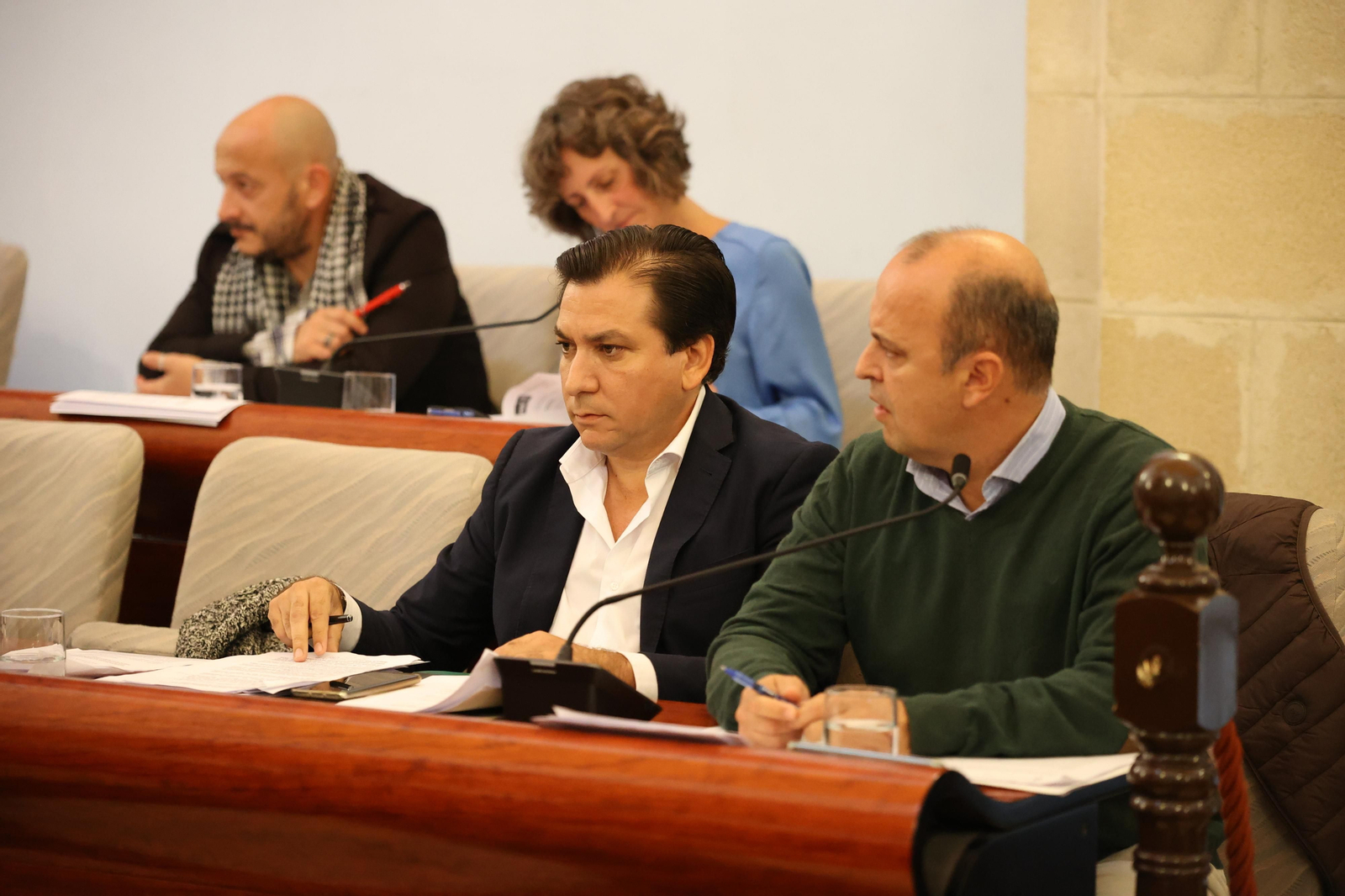 Los concejales de Vox, sentados en el pleno delante de los de La Confluencia.