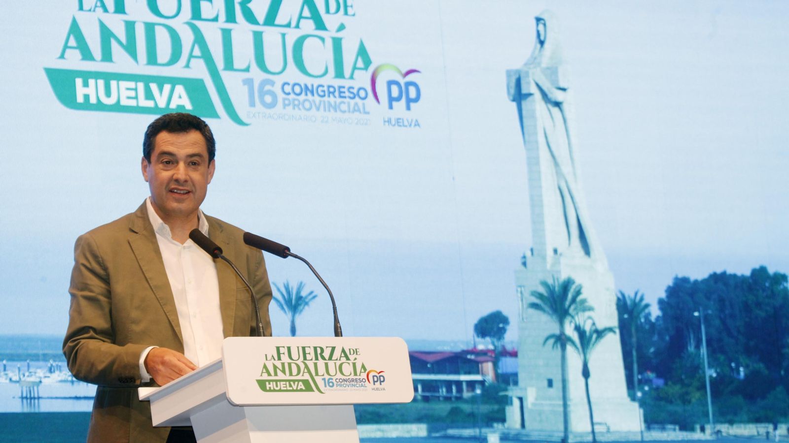 El presidente de la Junta y del PP-A, Juanma Moreno, durante su intervención en Lepe