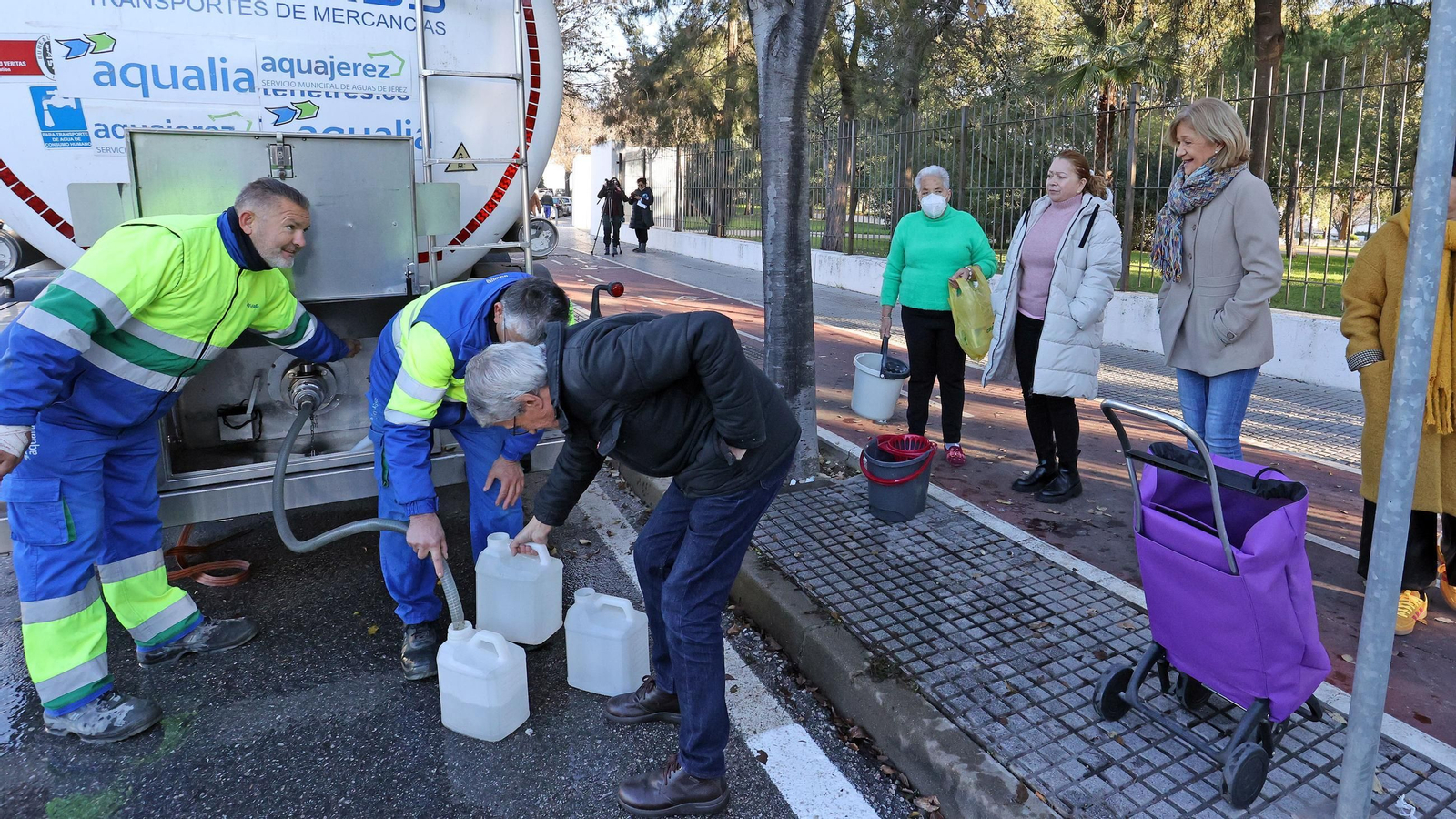 Imágenes del reparto de agua en Vallesequillo