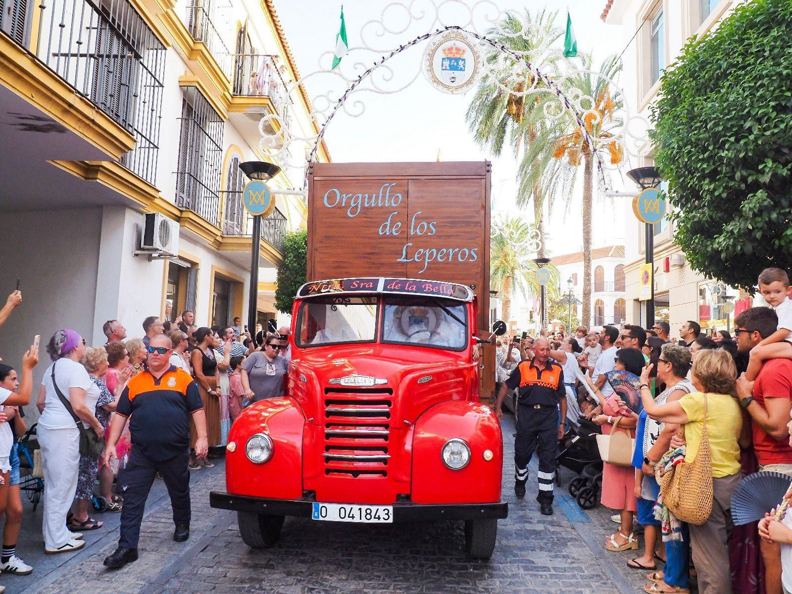 Imágenes de la multitudinaria despedida de la Virgen de la Bella en Lepe antes de la Magna, emulando la de 1954