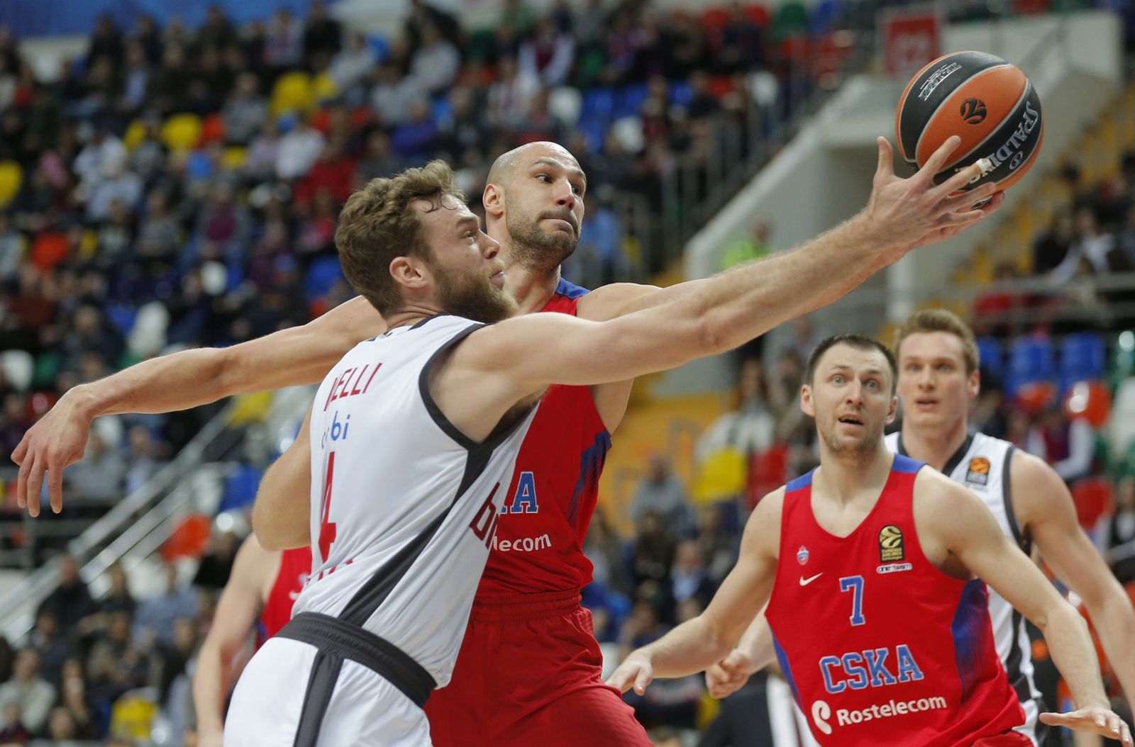 James Augustine pelea por un rebote.