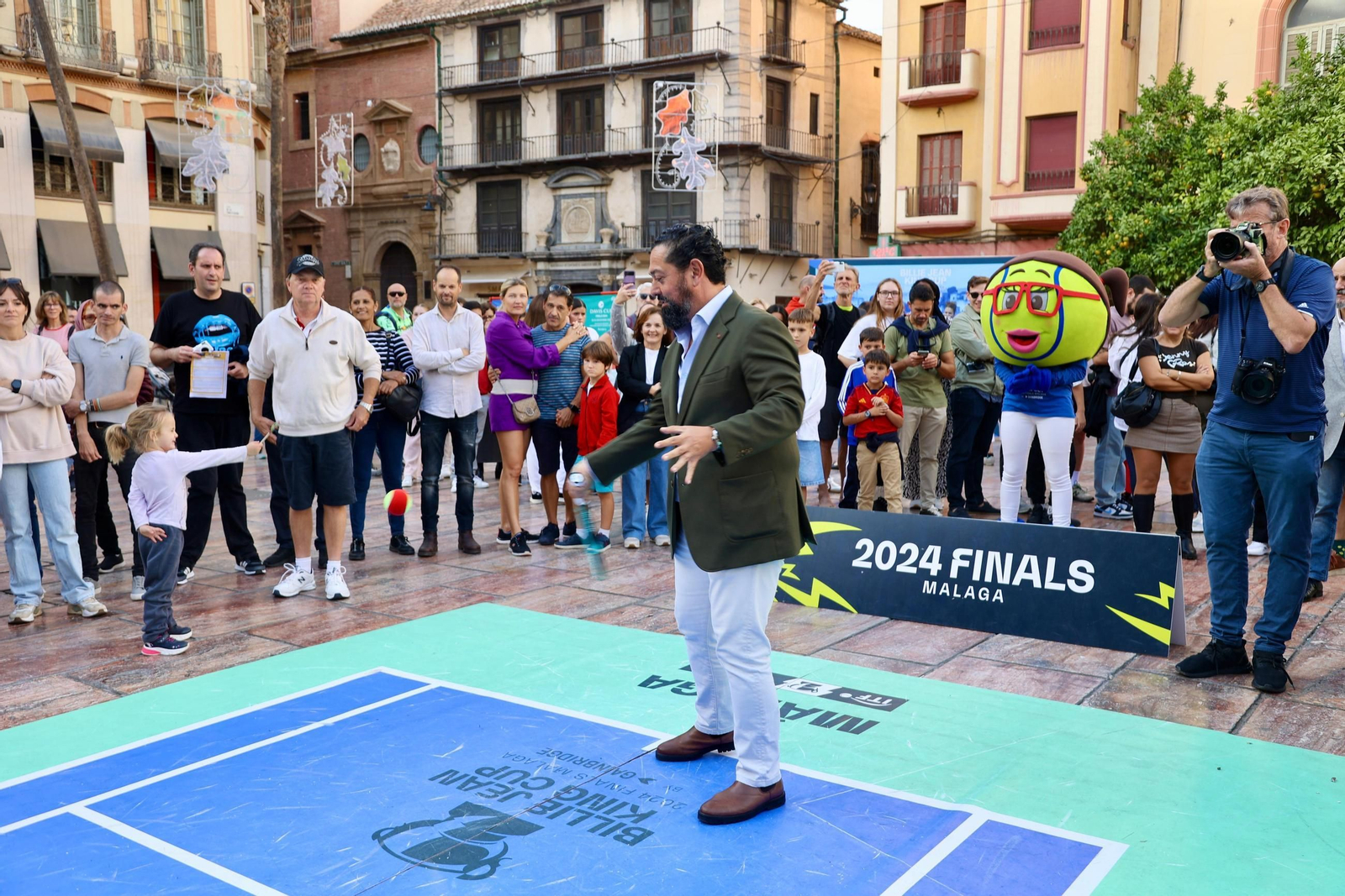El alcalde De la Torre se anima a jugar con Conchita Martínez en la presentación de la BJKC