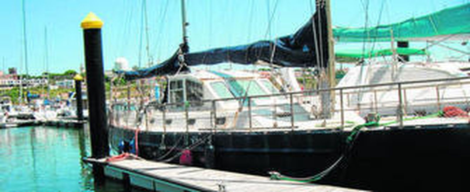 El velero 'Vrijheid II', uno de los barcos a subasta en el puerto de Mazagón.