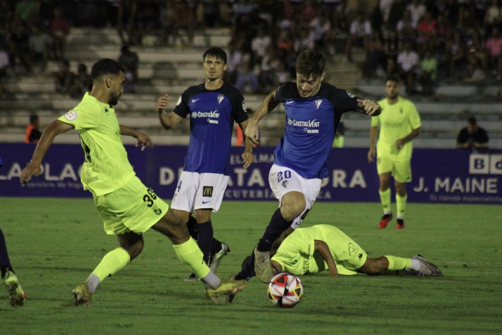 Xavi Estacio se zafa de Sofiane ante la mirada de su compañero Francesc Fullana.