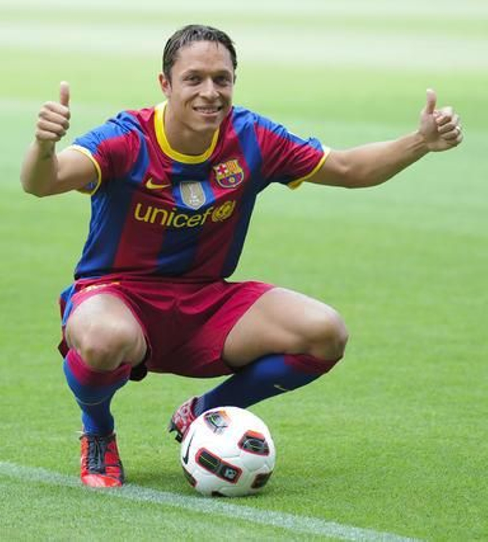 El Barça presenta a Adriano. / AFP