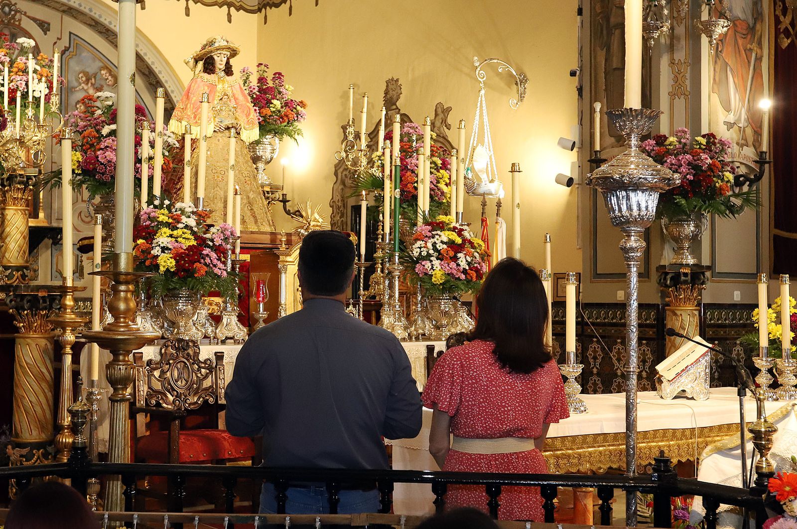 La Virgen del Rocío recibe estos días las últimas visitas de los devotos en Almonte.