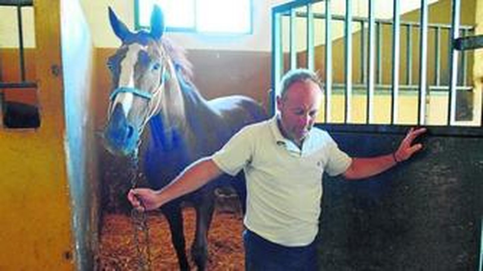 José García, encargado del centro ecuestre donde se ofrecen las clases de equinoterapia.