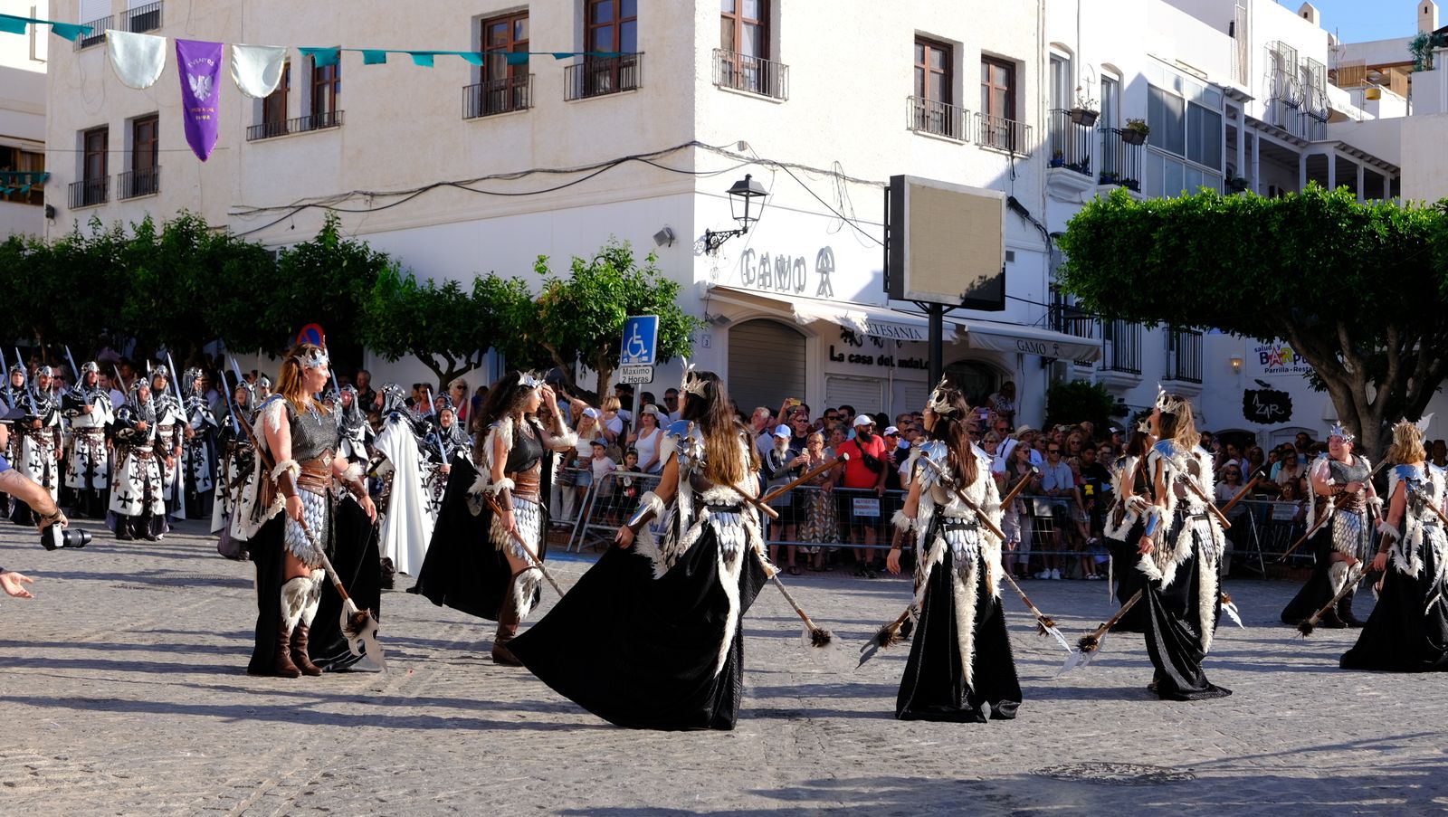 El espectacular desfile de Moros y Cristianos de Mojácar, en imágenes