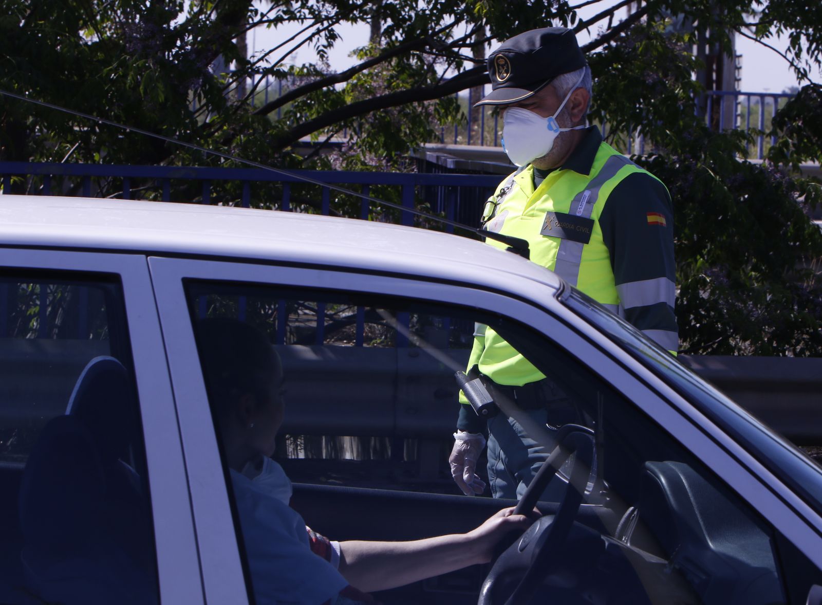 Controles de la Guardia Civil y Policía Local agradeciendo aplausos