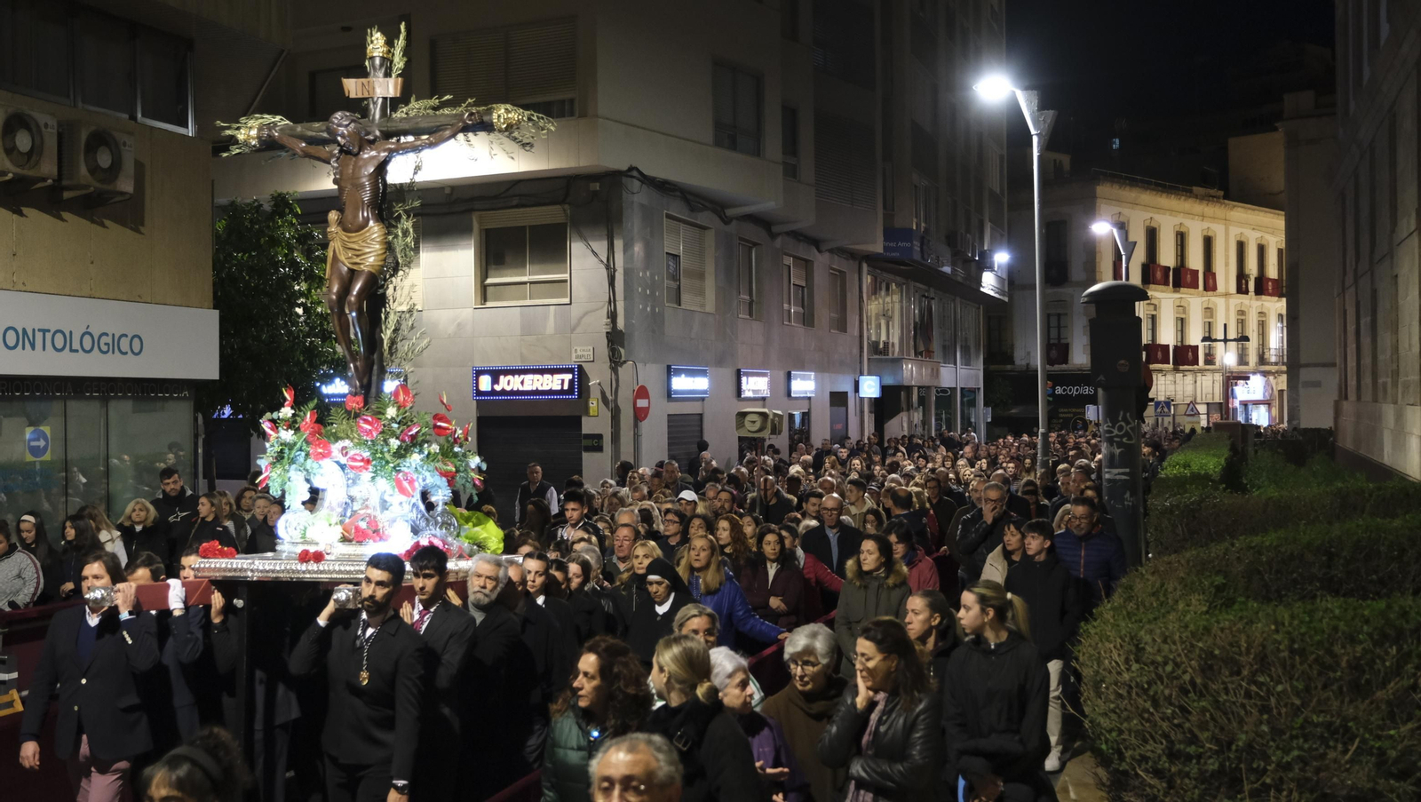 Procesión del Vía Crucis-Cristo de la Escucha en Almería, en imágenes