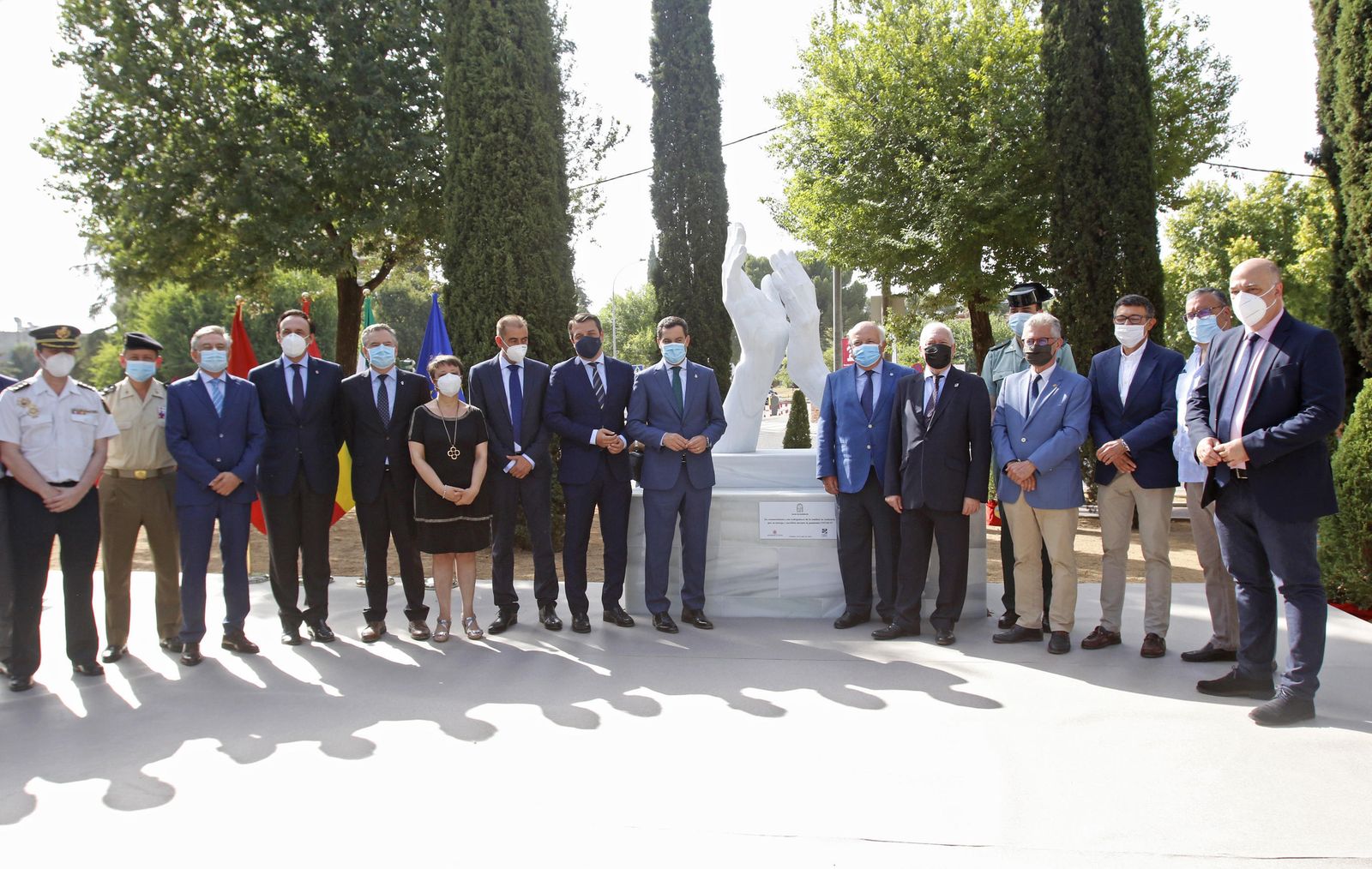 La escultura en honor a los sanitarios en Córdoba, en fotos