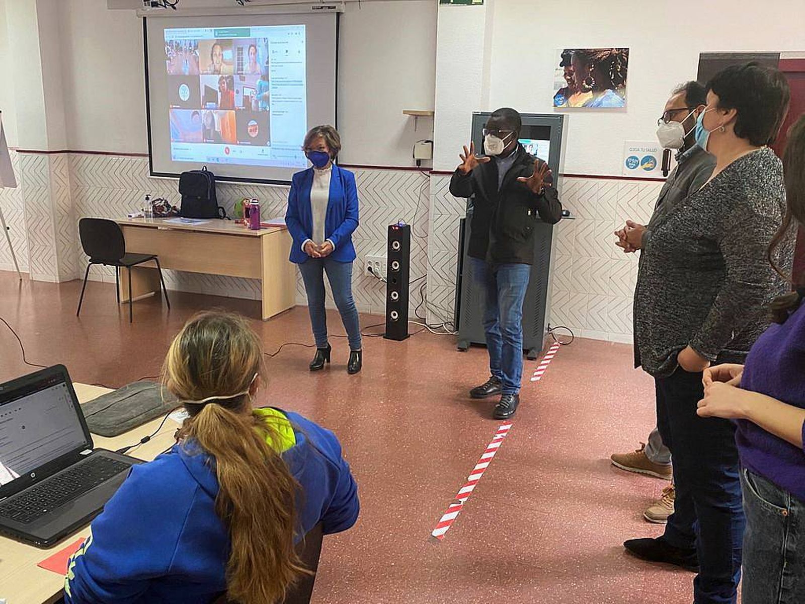 Carmen Collado, participando  en el espacio 'Zona Joven'
