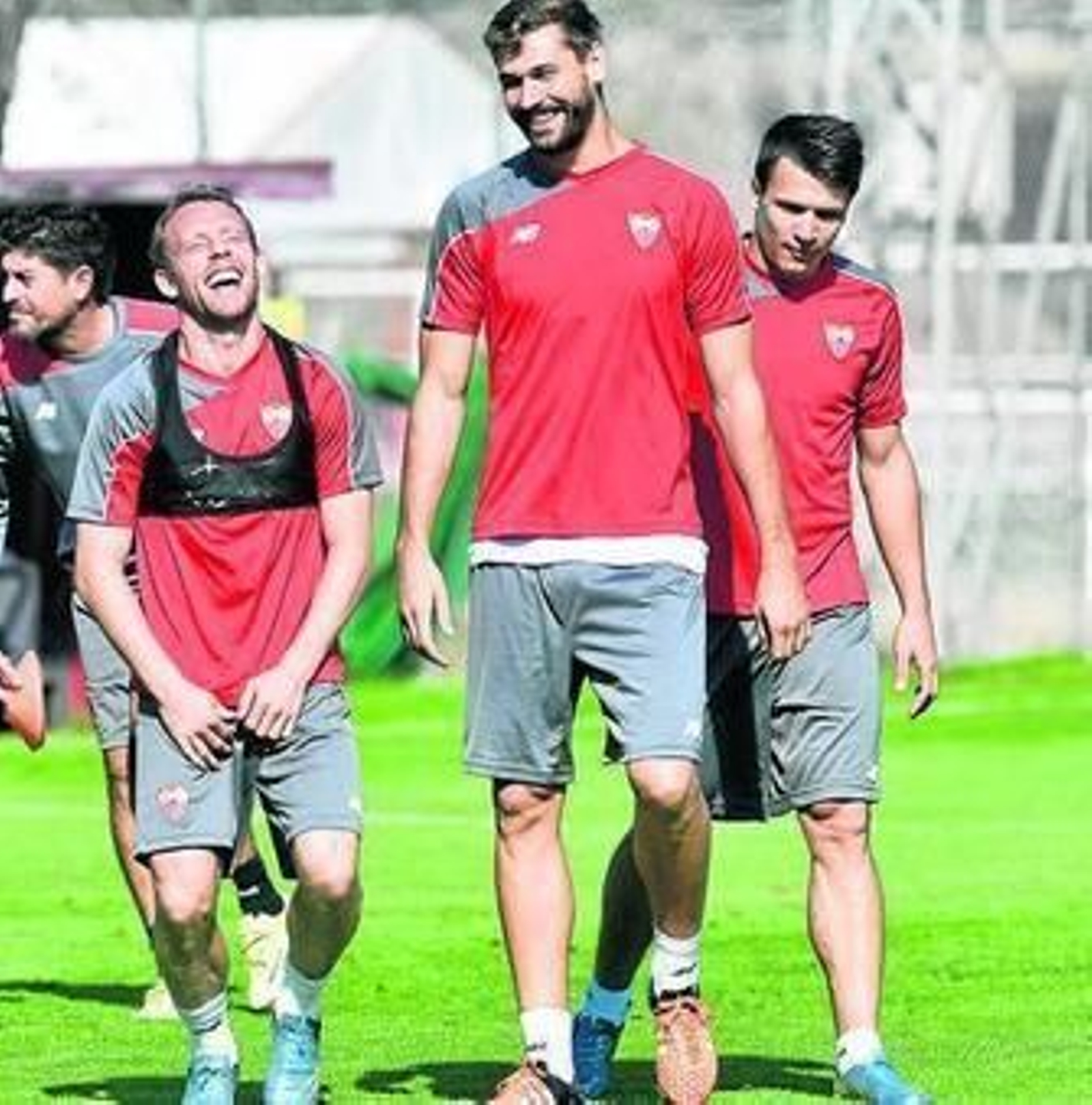 Krohn-Dehli suelta una carcajada ante Llorente y Konoplyanka.