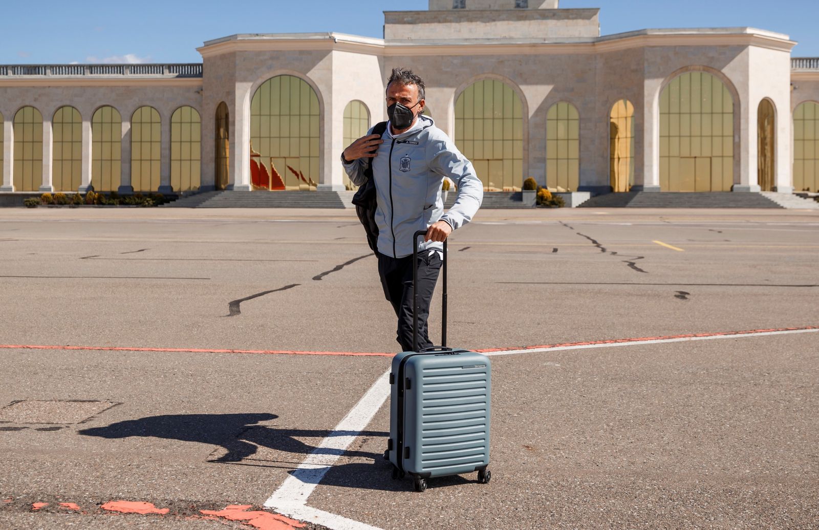Luis Enrique, en el aeropuerto de Tiflis antes de volar hacia Sevilla.