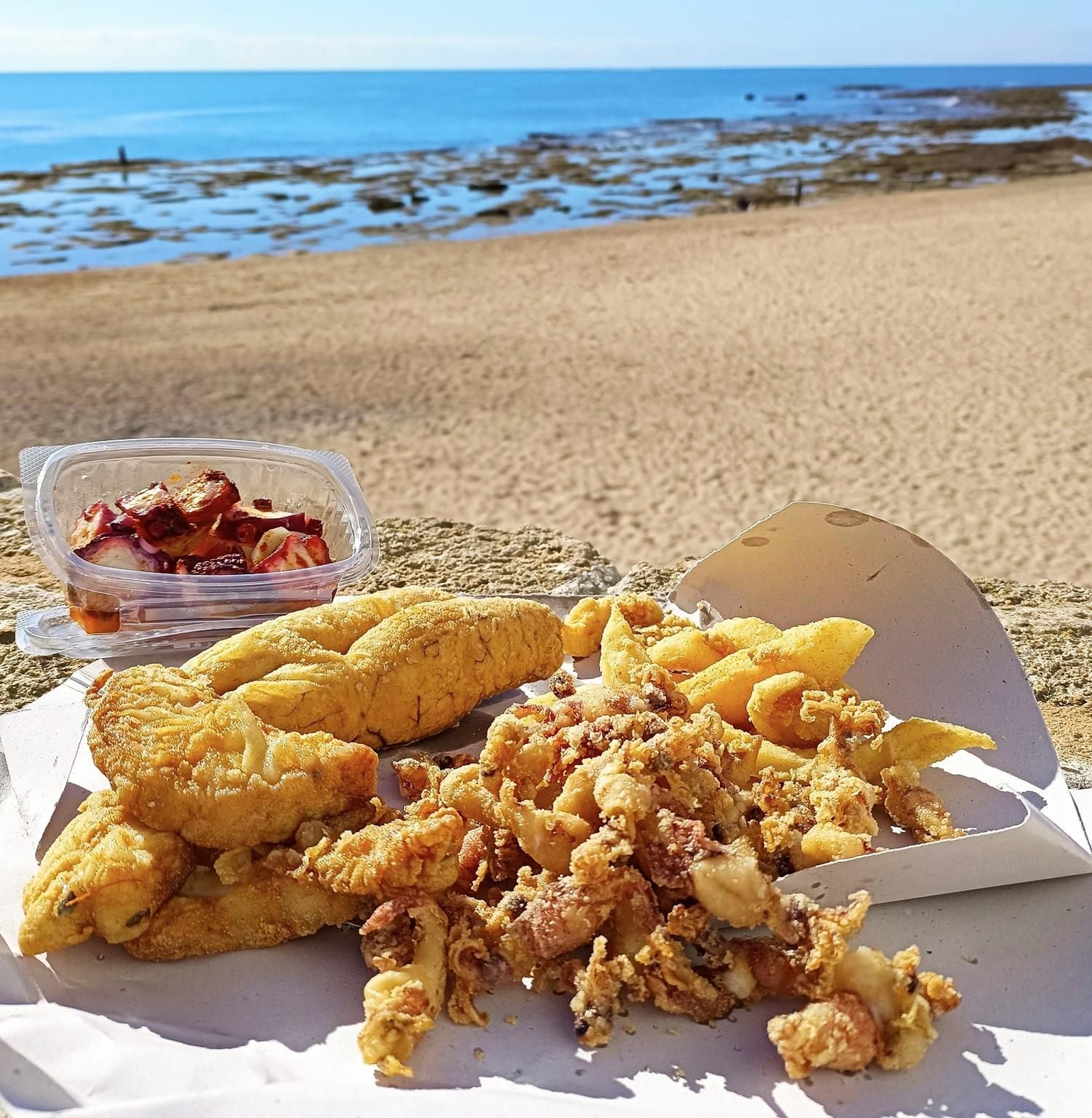 Pescaito frito en la playa de La Caleta