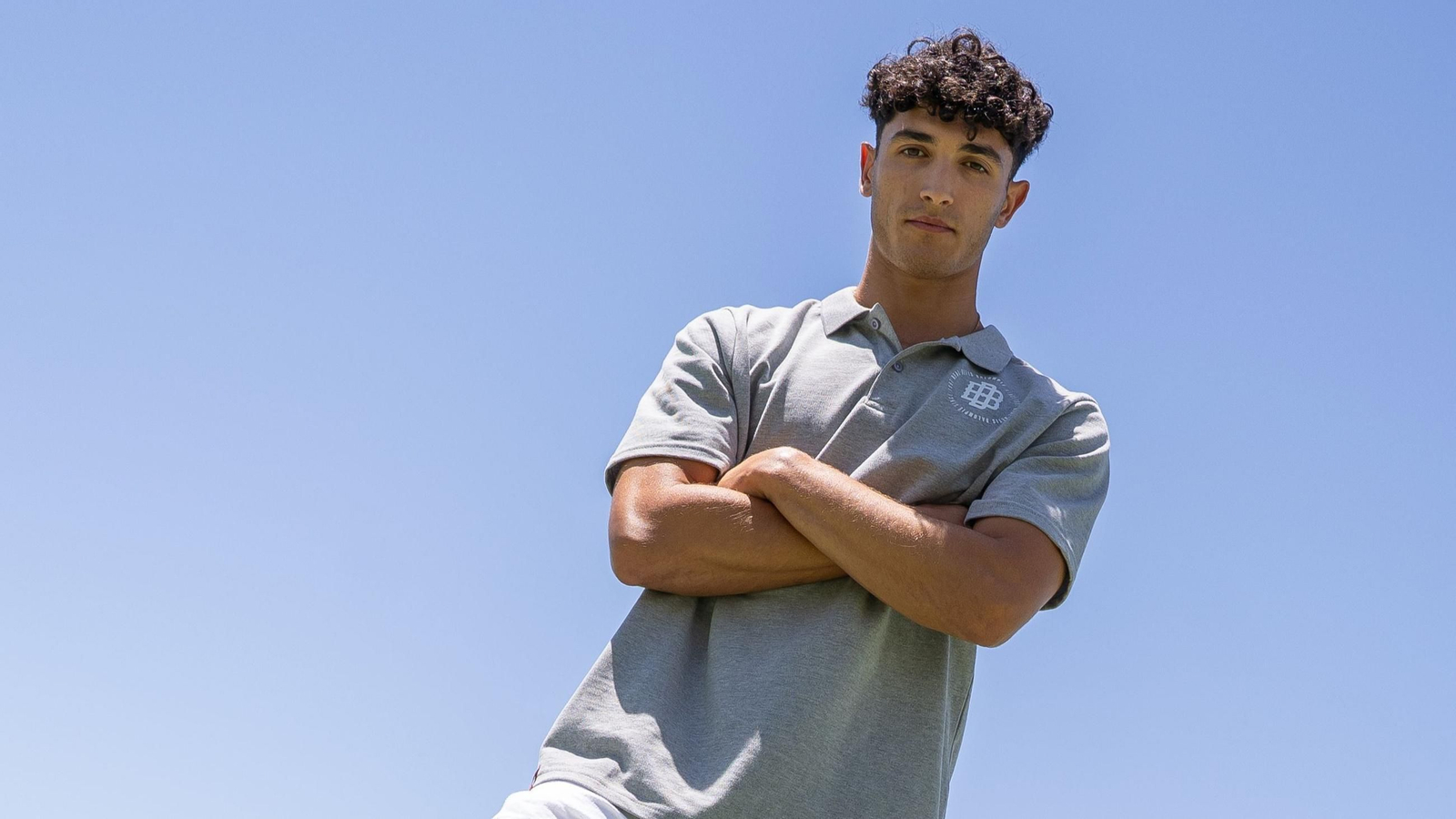 Borja Alonso posa ya con el polo del Real Betis Balompié