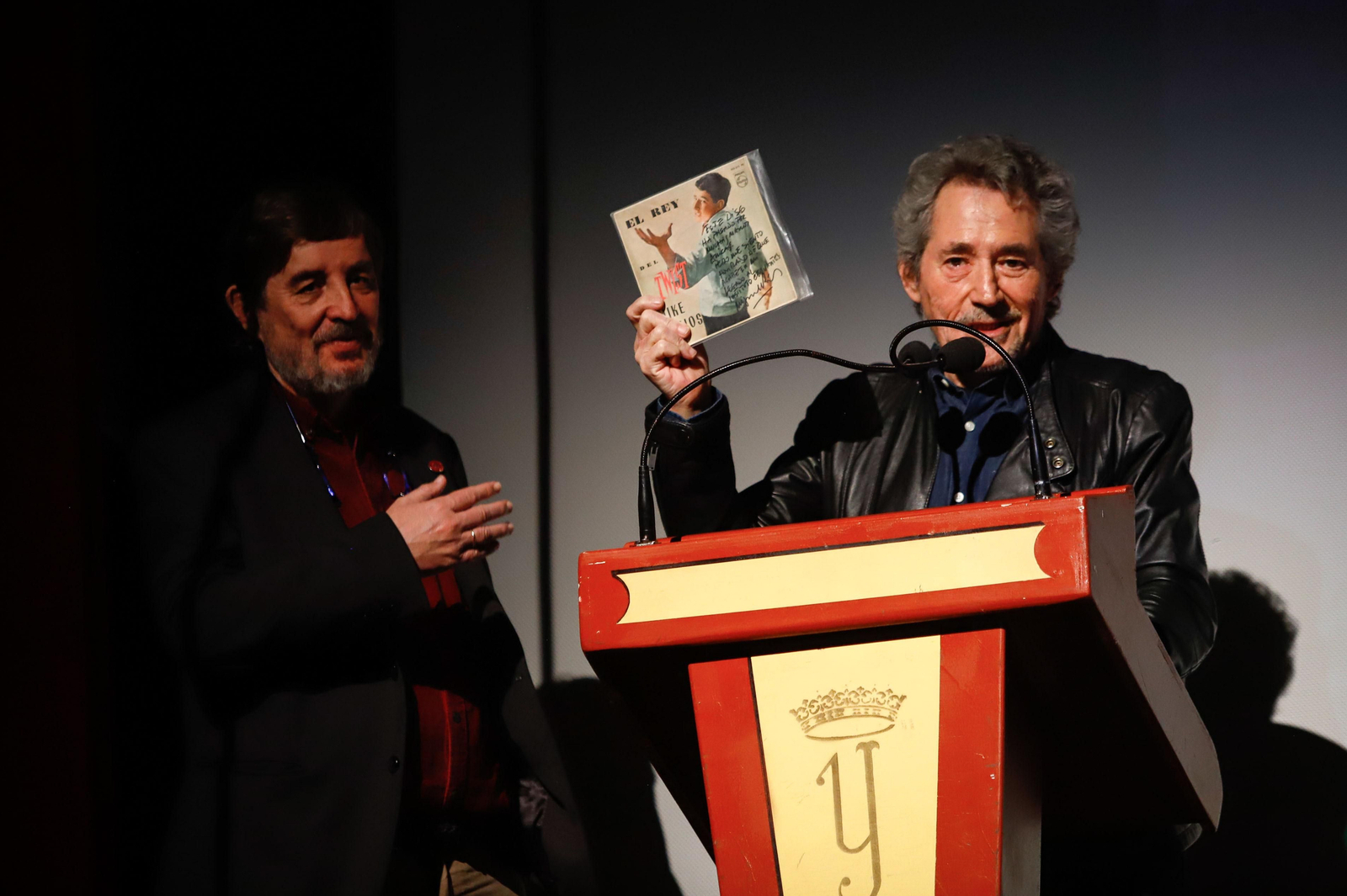 Miguel Ríos entrega un legado al Instituto Cervantes y ofrece un concierto en el Teatro Isabel la Católica