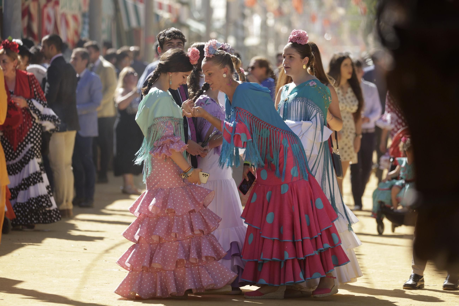 Varias personas en la Feria de Abril de Sevilla