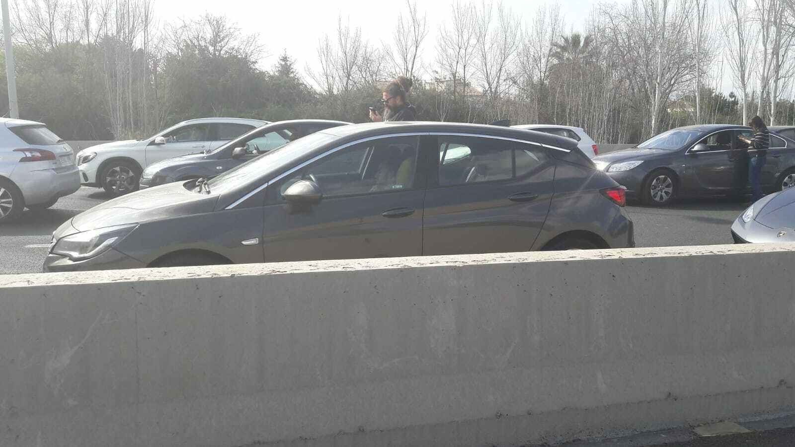 Los conductores fuera de los vehículos en la A-44.