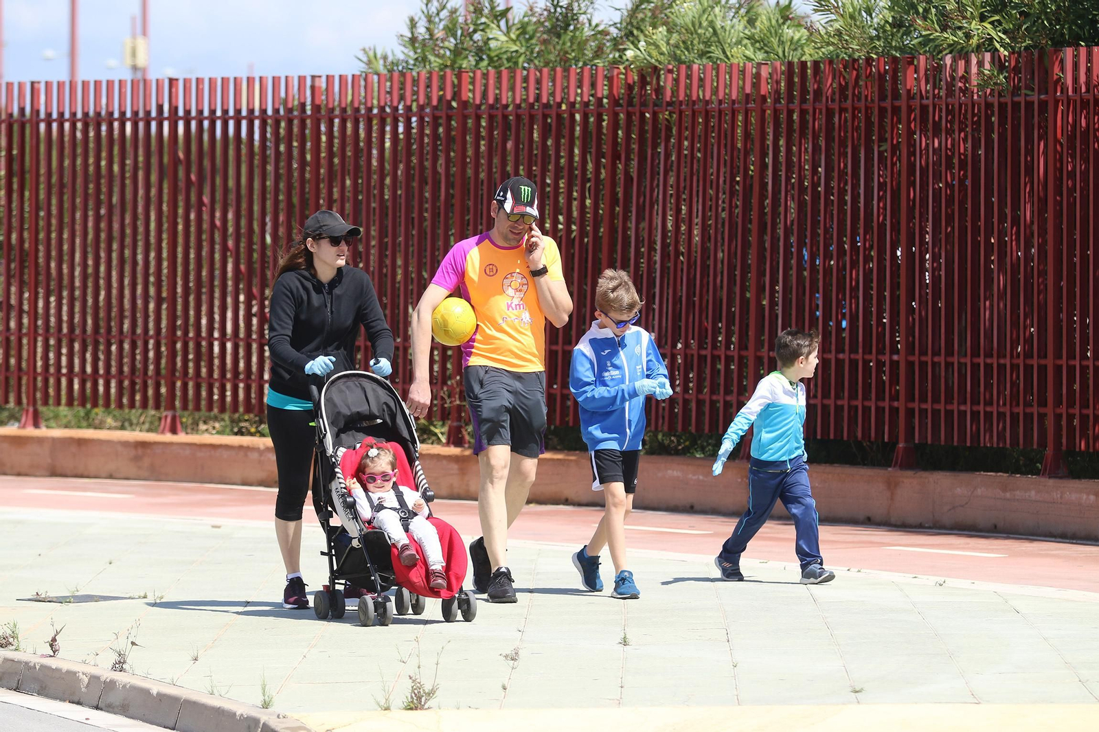 Fotogalería Los niños salen a la calle tras 43 días de confinamiento por coronavirus