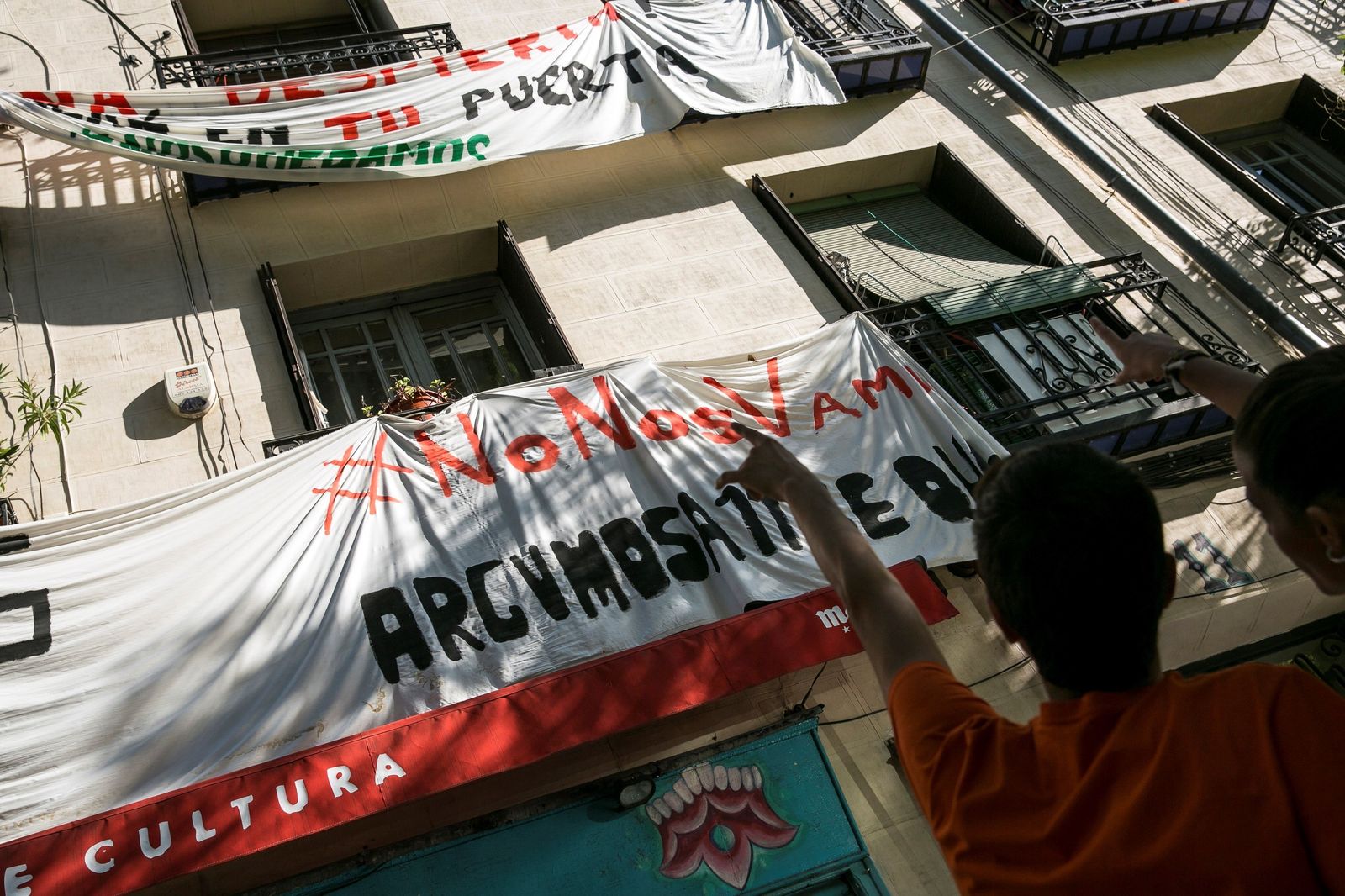 Pancartas contra los desahucios en los balcones del edificio donde está la vivienda
