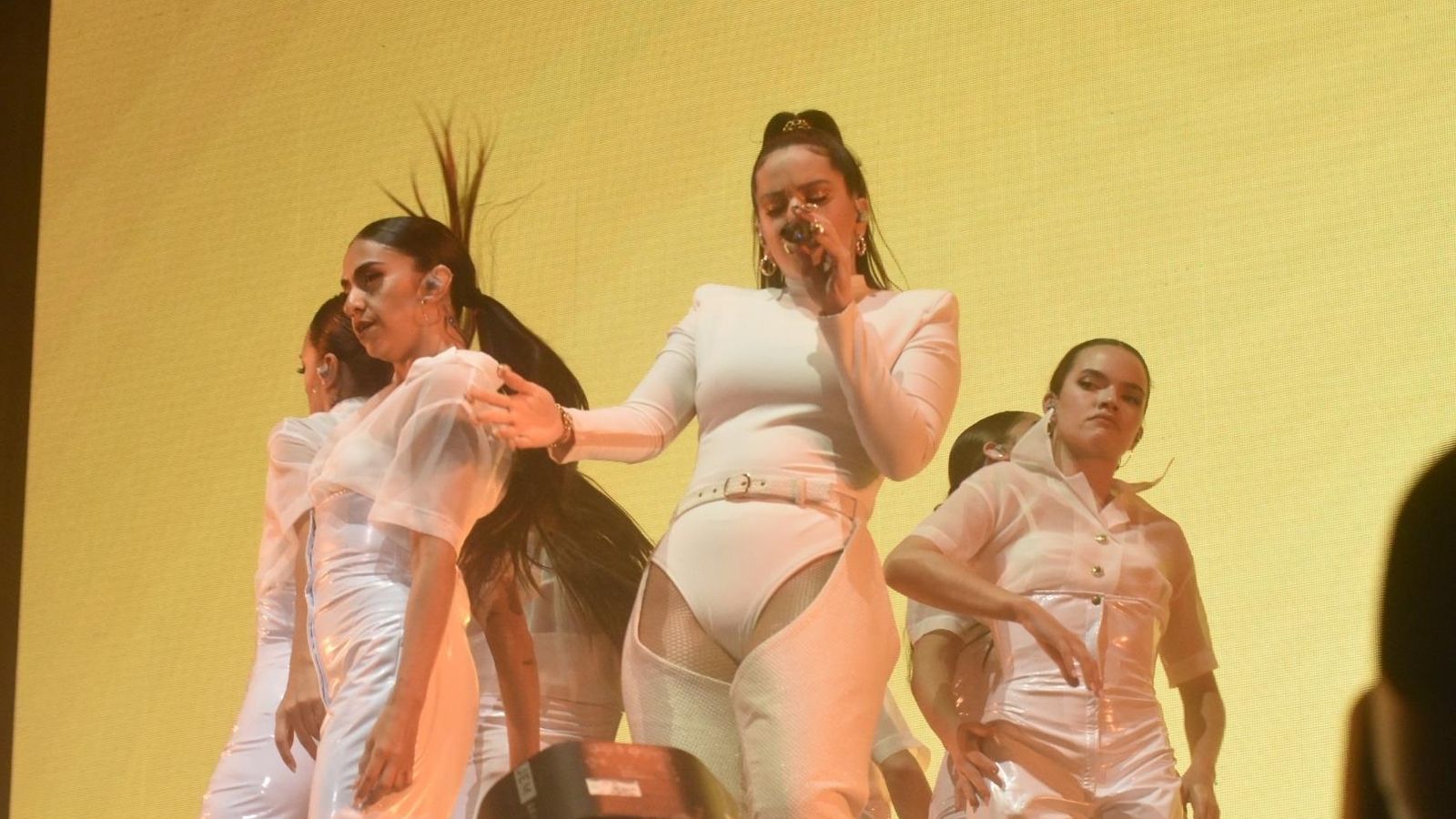 Rosalía y su cuerpo de baile en su concierto en la Plaza de Toros. Rosalía y su cuerpo de baile en su concierto en la Plaza de Toros.