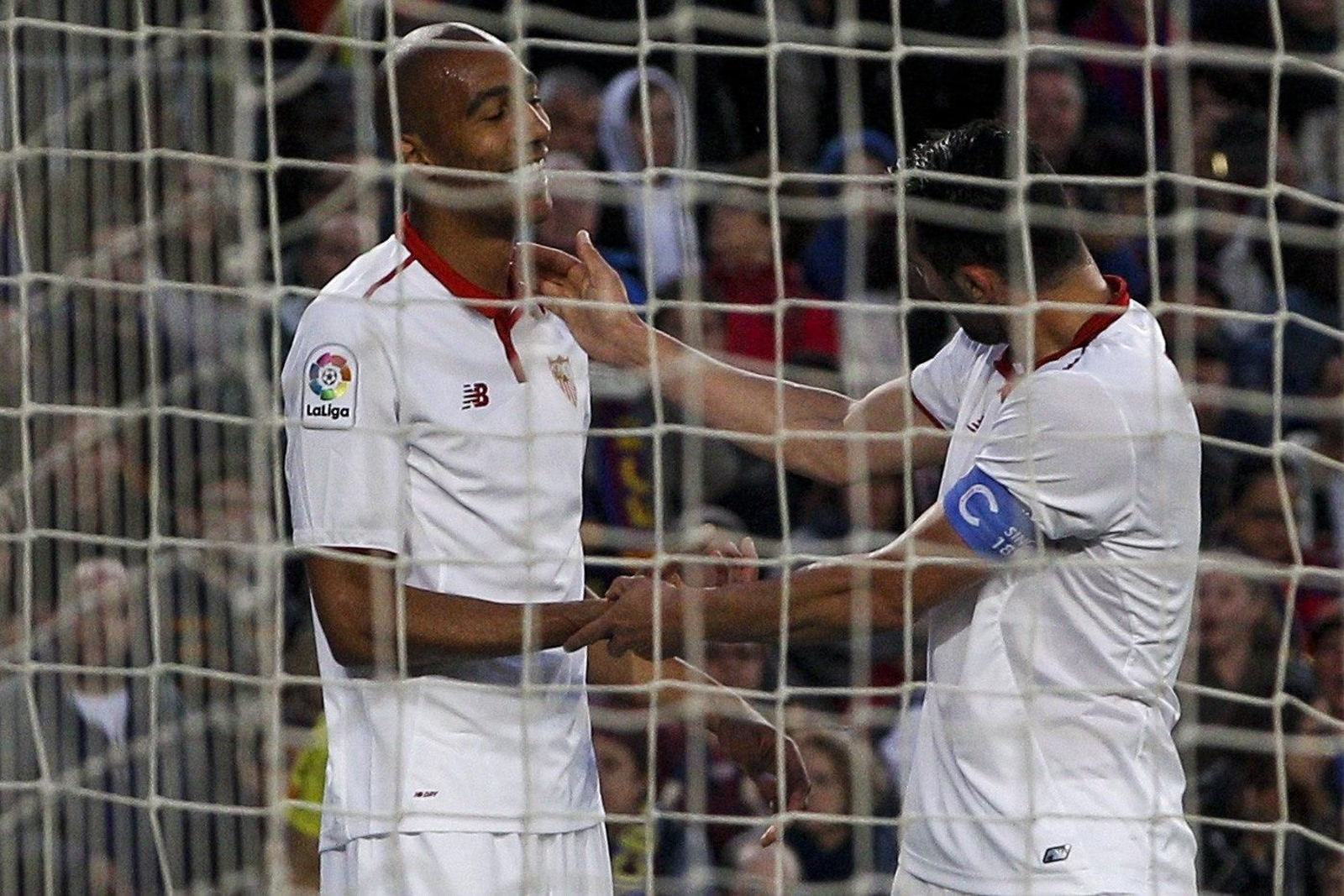 Iborra le hace un gesto cariñoso a N'Zonzi tras su ocasión fallida.