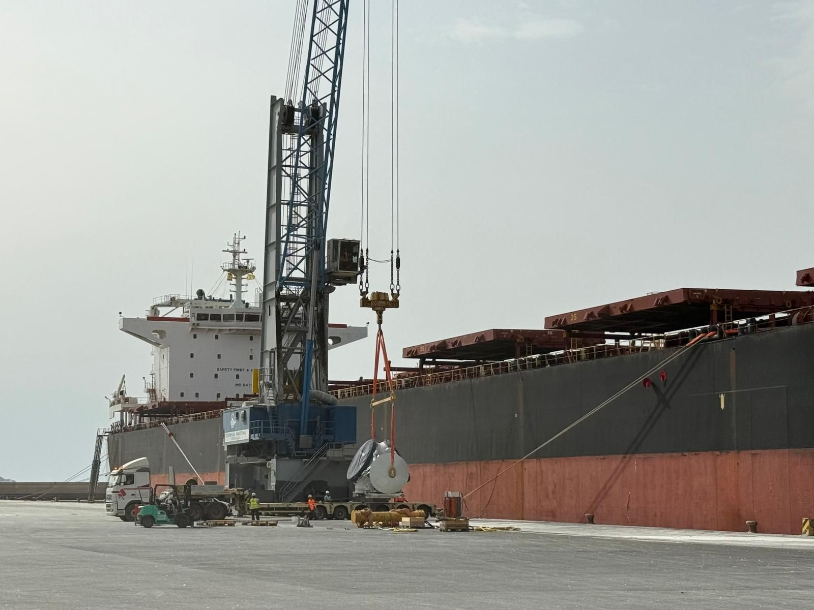 Descargando elemento de los aerogeneradores en el Puerto de Motril