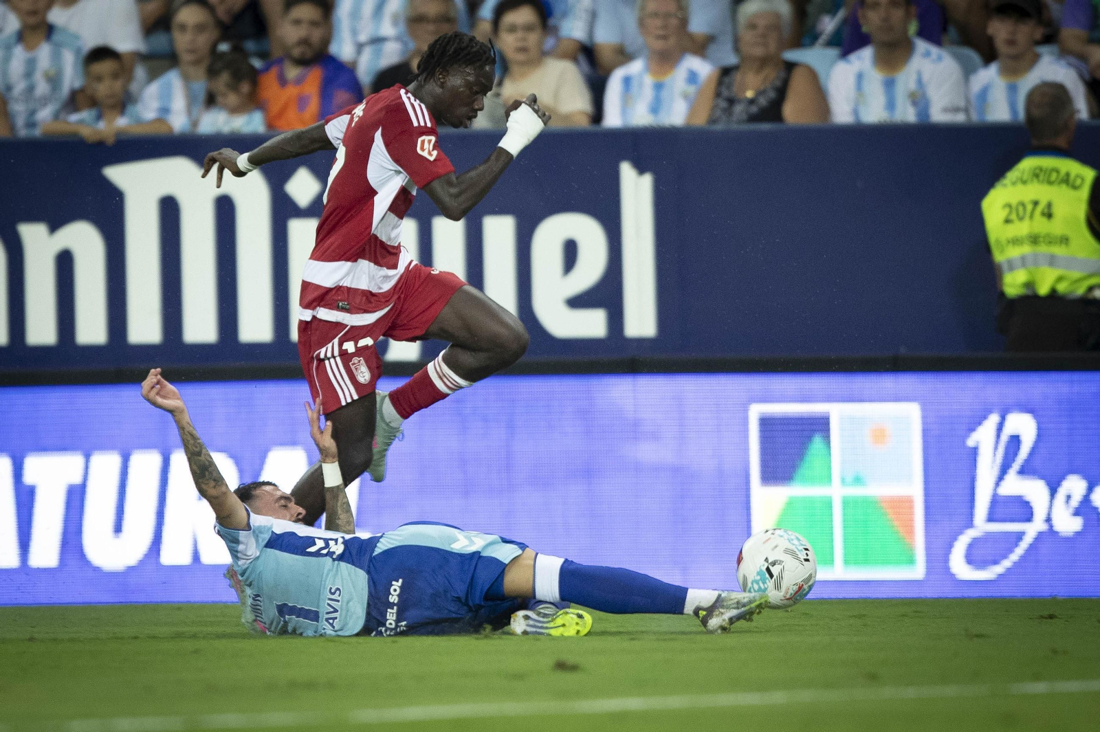 Faye supera a un rival en el partido de este sábado en Málaga