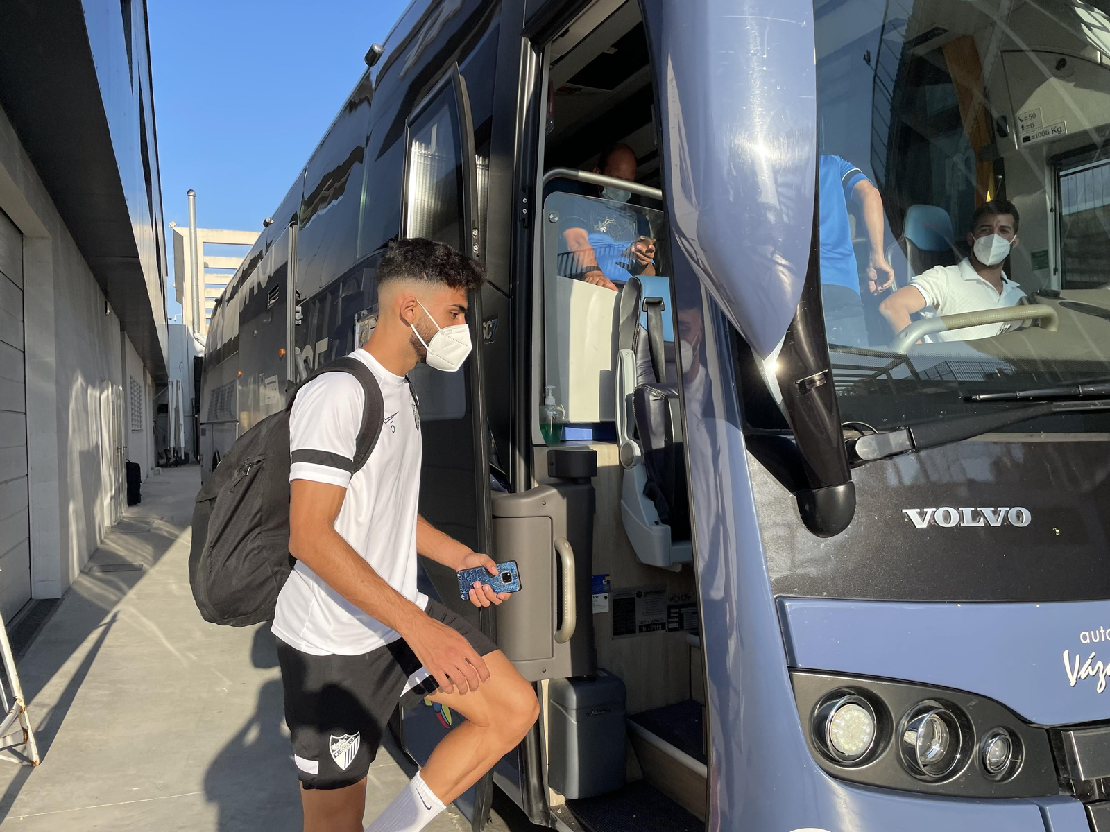 Juande Rivas, justo antes de subir al autobús del Málaga CF.