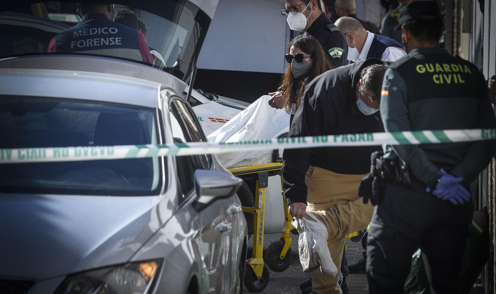Policías y forenses trabajan en el lugar de los hechos, en El Viso del Alcor.