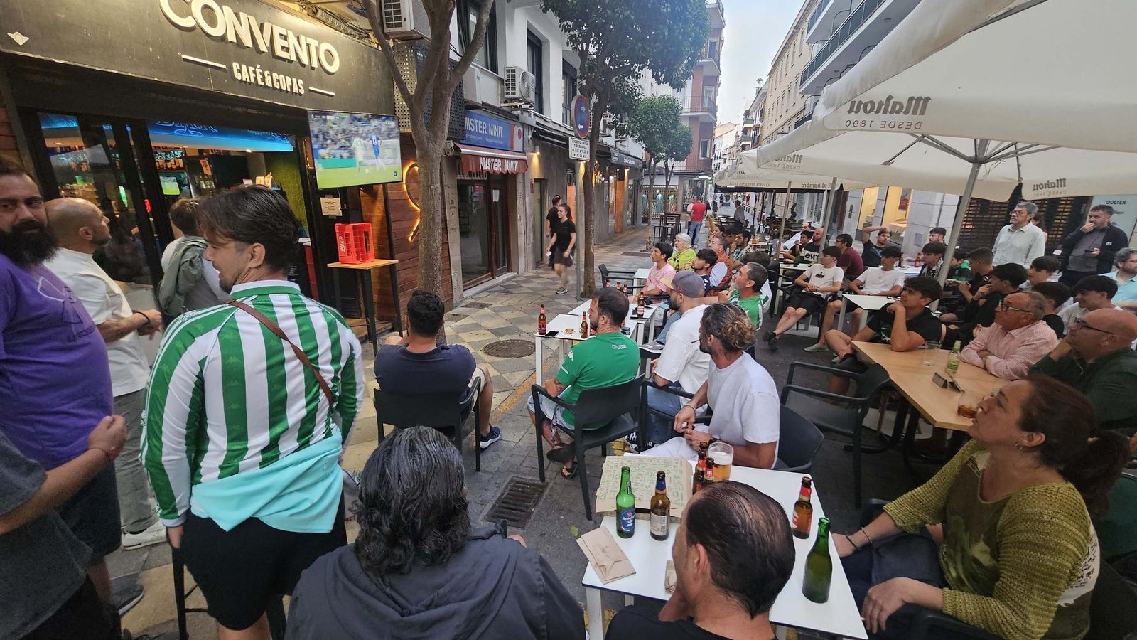 Así vivieron los béticos de Algeciras la final de la Conference League contra el Chelsea en el Botanic